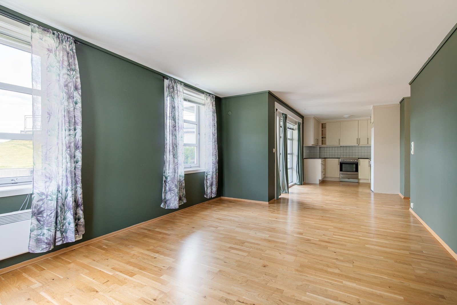 Det er åpen stue/kjøkken løsning, og utgang ut til veranda. Så her er alt lagt til rette for koselige middager i sosialt lag. Galleribilde