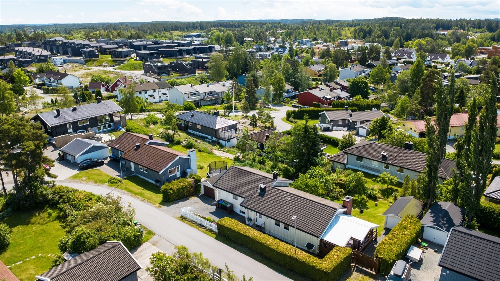 Eiendommen ligger i populært boligstrøk med gangavstand til skole og barnehage. Galleribilde