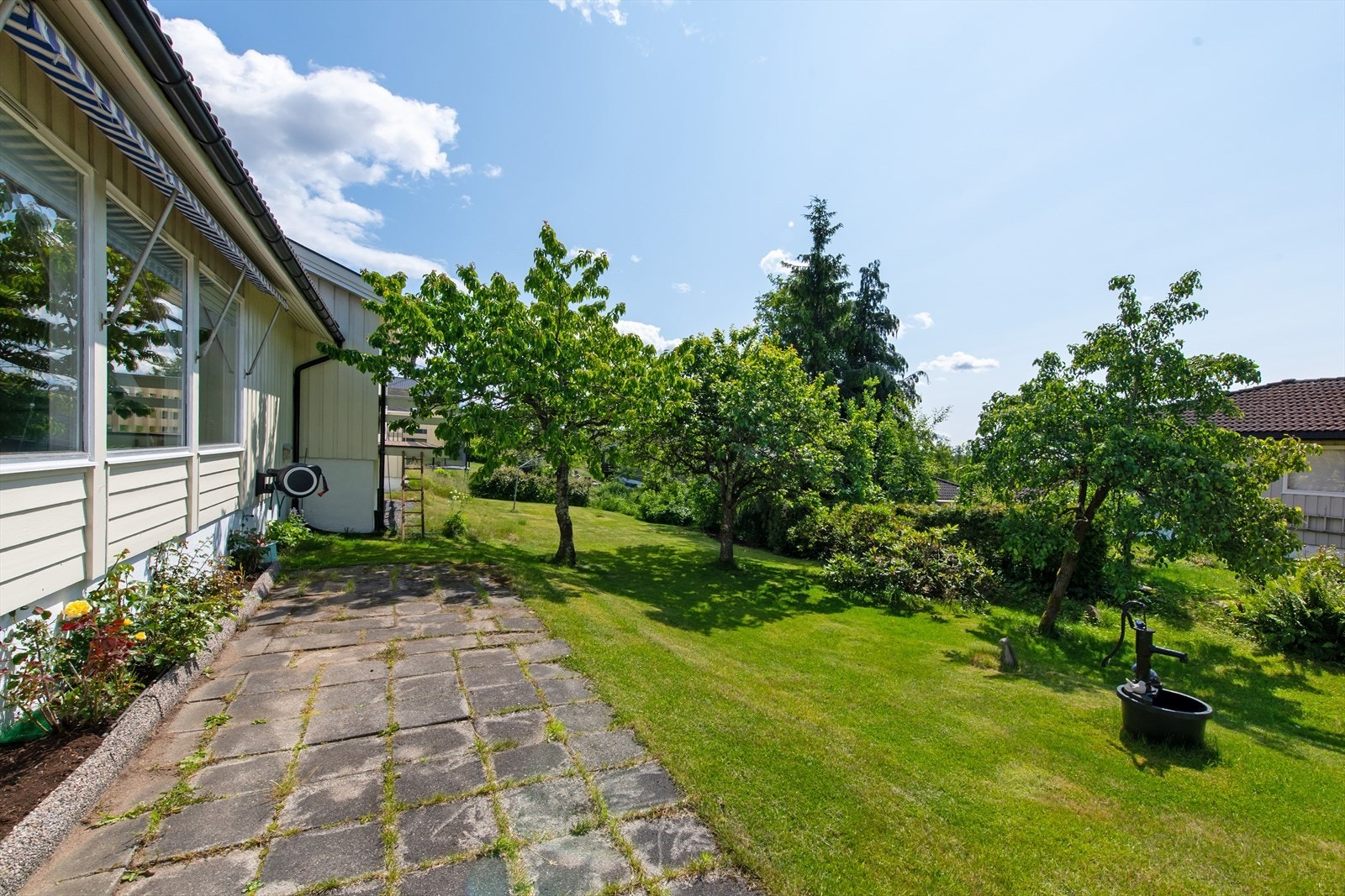 Solrik uteplass. Galleribilde