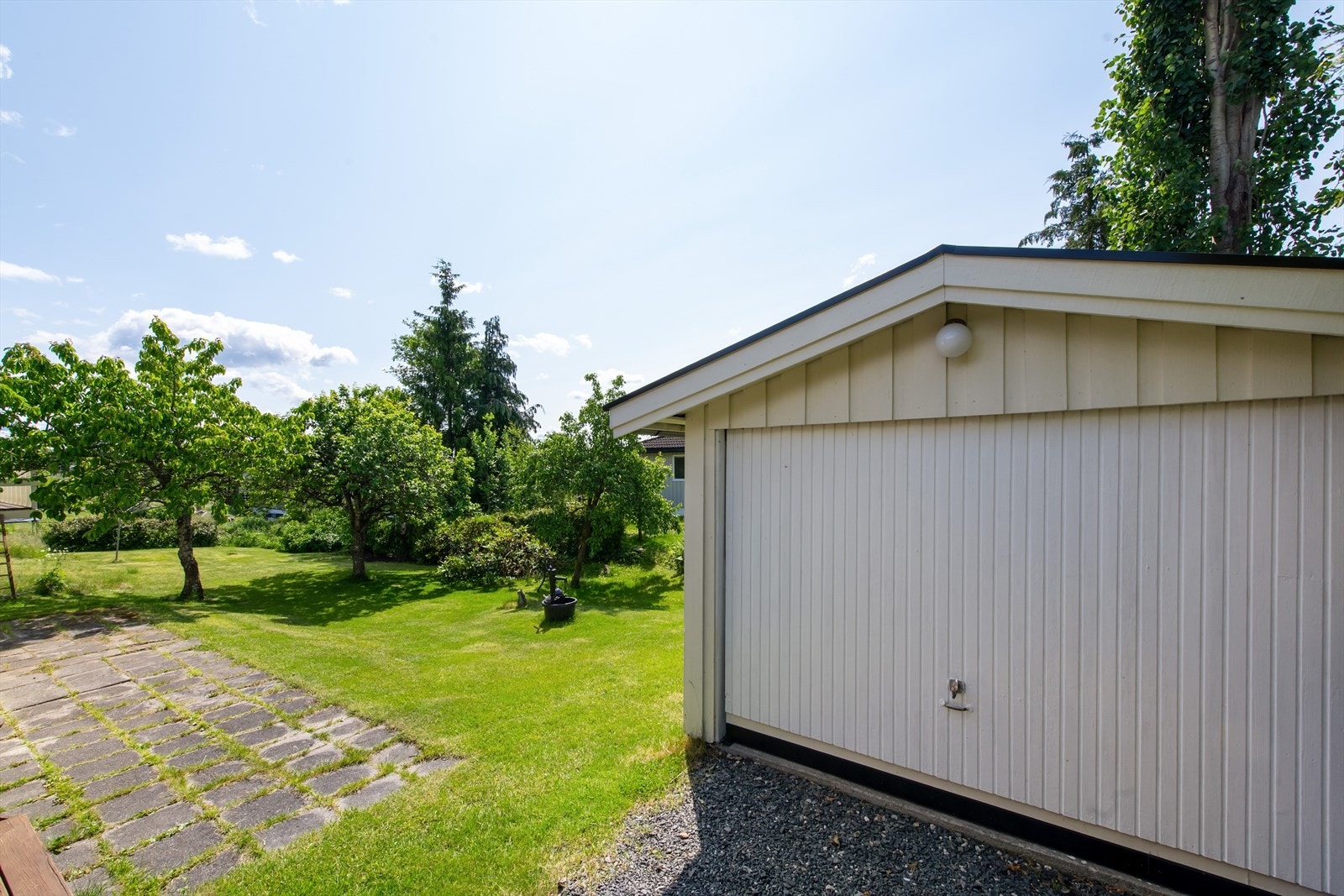 Det er oppført en garasje på eiendommen. Galleribilde