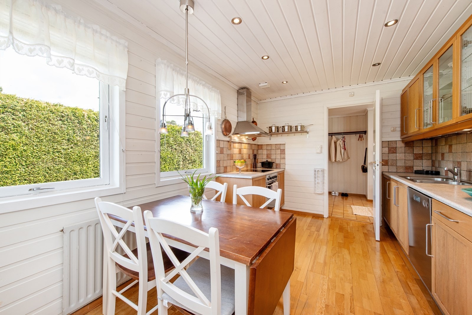 Kjøkken med spiseplass. Galleribilde