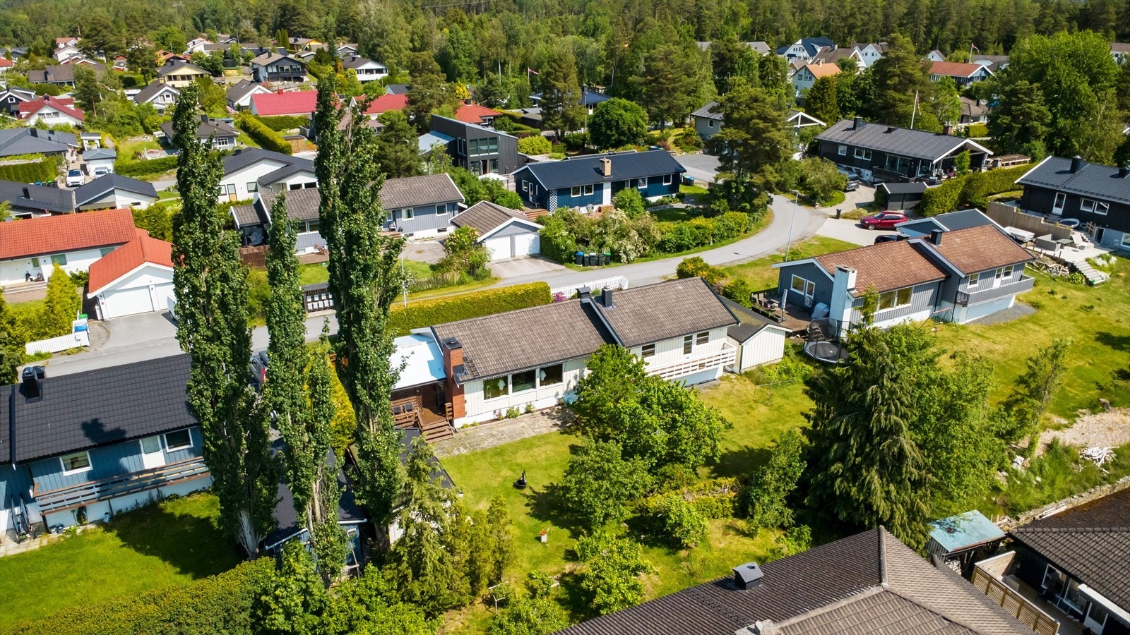Eiendommen har meget barnevennlig beliggenhet i et populært og attraktivt bomiljø på Deør Skog i Son. Galleribilde