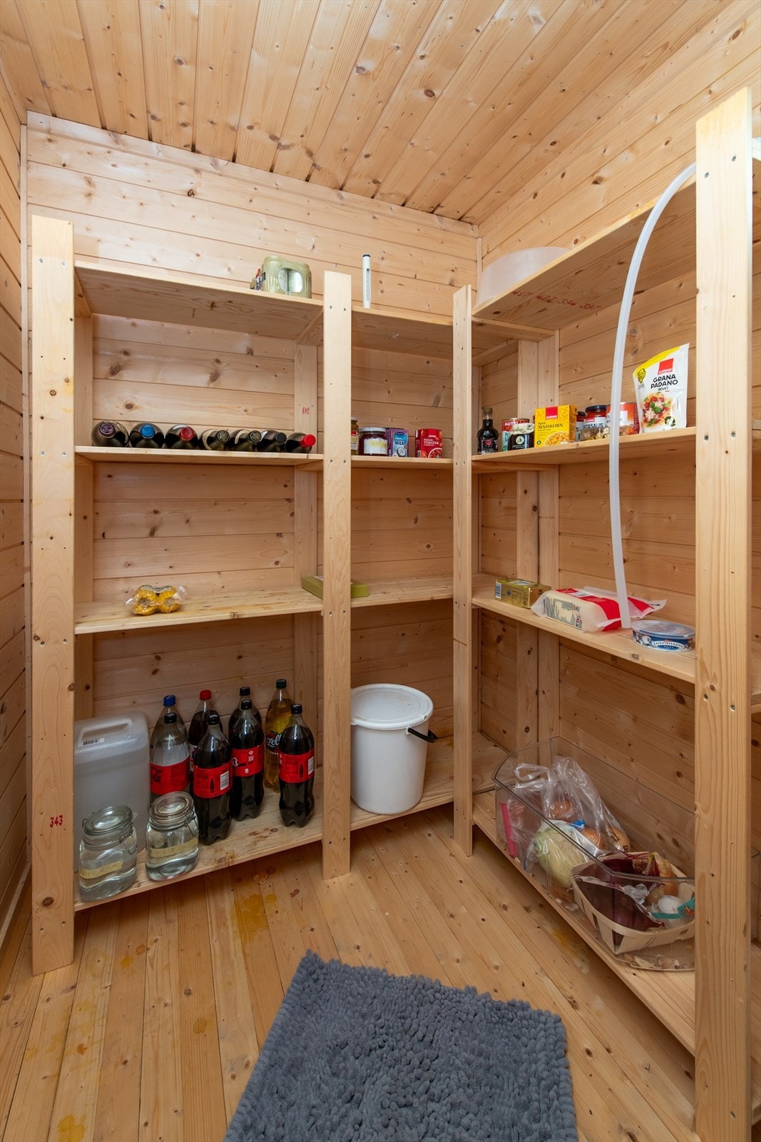 Bod med hyller for oppbevaring. Galleribilde