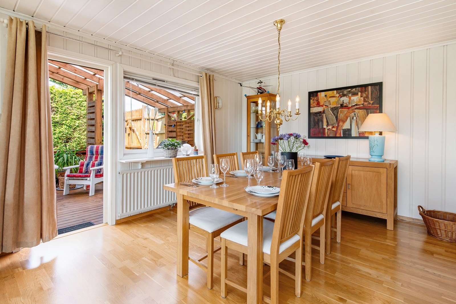 Fra stuen er det utgang til terrasse. Galleribilde