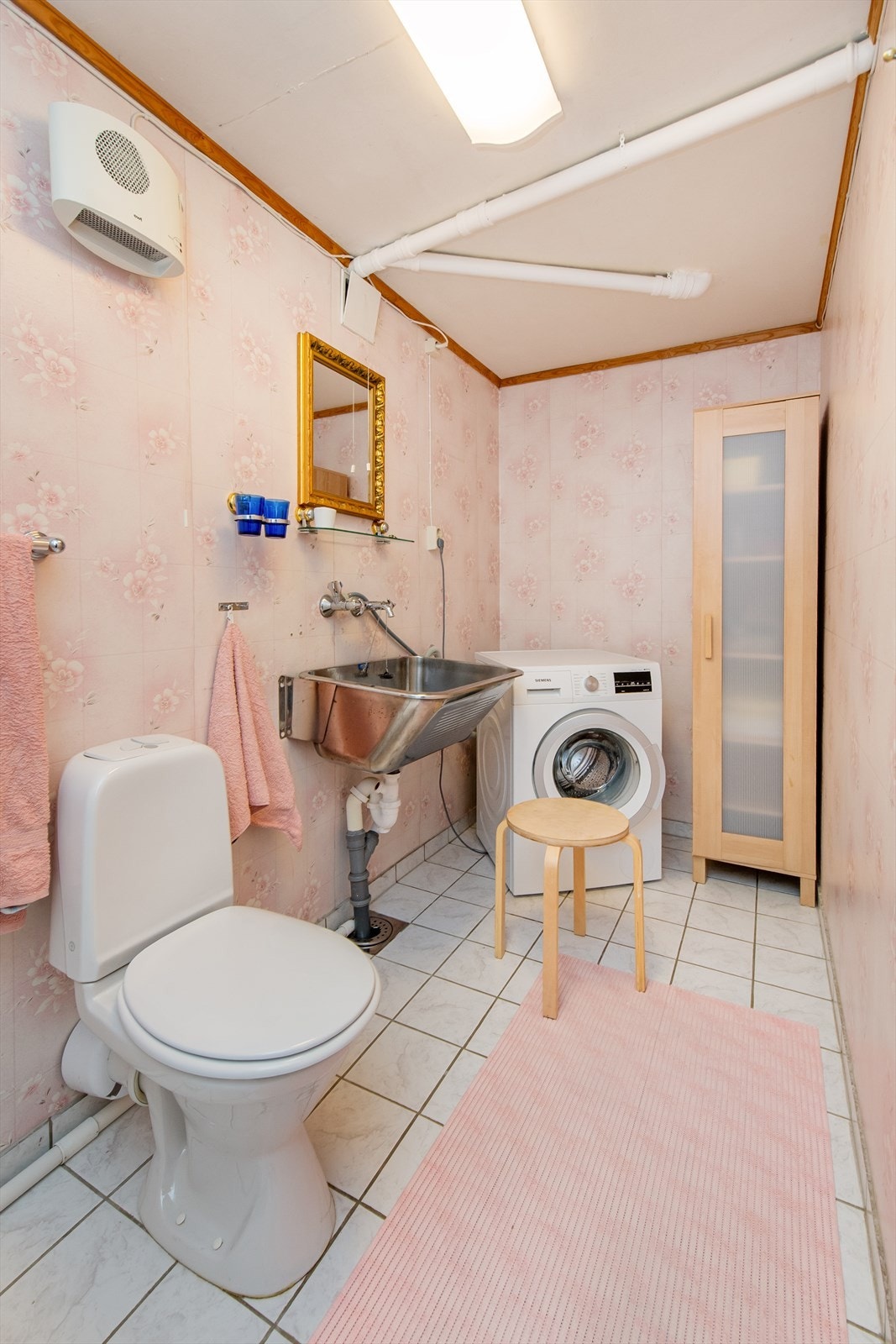 Bad/vaskerom:
Rommet består av skyllekum med innredning, dusjkabinett, opplegg for vaskemaskin/tørketrommel og gulvklosett. Galleribilde