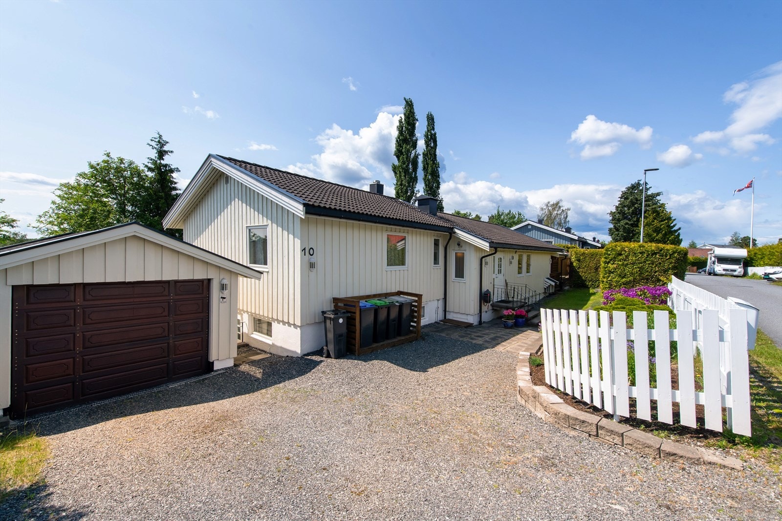 Gruset innkjørsel. Galleribilde