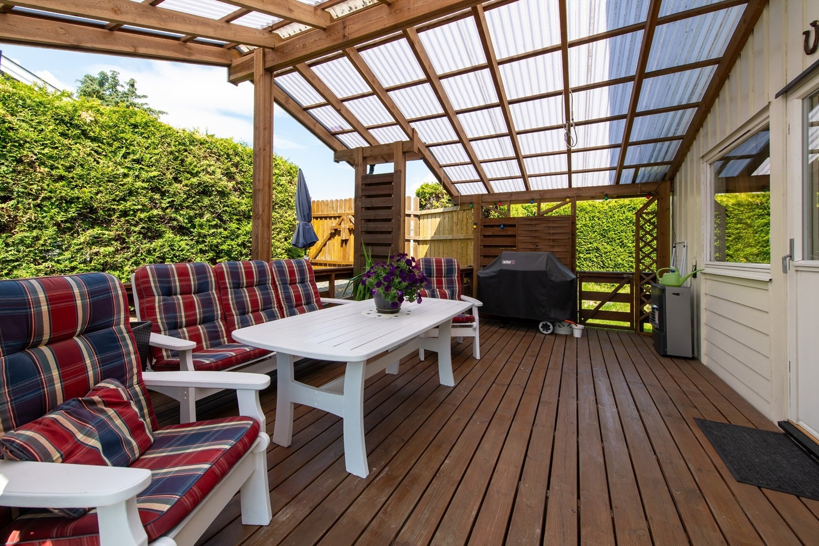 På terrassen er det god plass til utemøbelgruppe og grill. Galleribilde