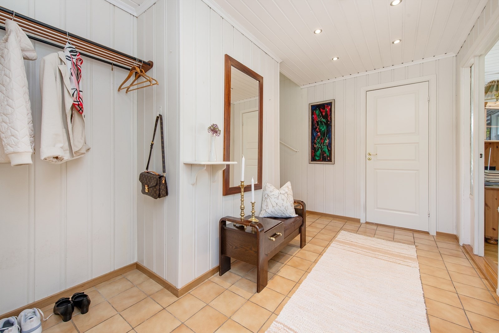 Entrè med plass til å henge/sette ifra seg yttertøy og sko. Galleribilde