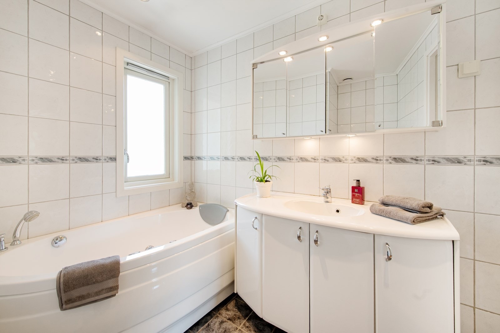 Bad:
Rommet består av servant med innredning, boblekar og gulvklosett. Galleribilde