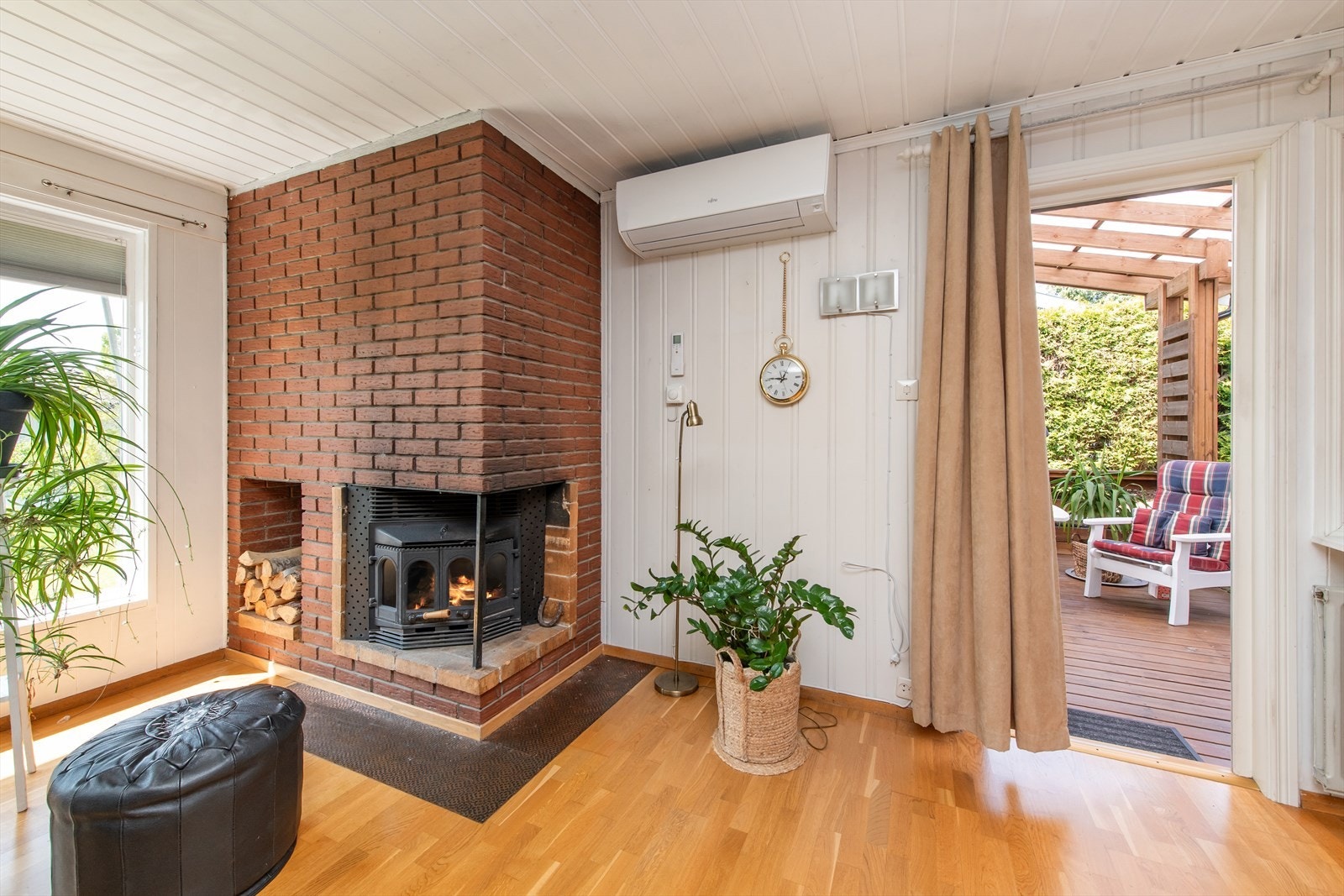 Peisen i stuen gir god og lun varme på kjøligere dager. Det er også montert luft til luft varmepumpe. Galleribilde