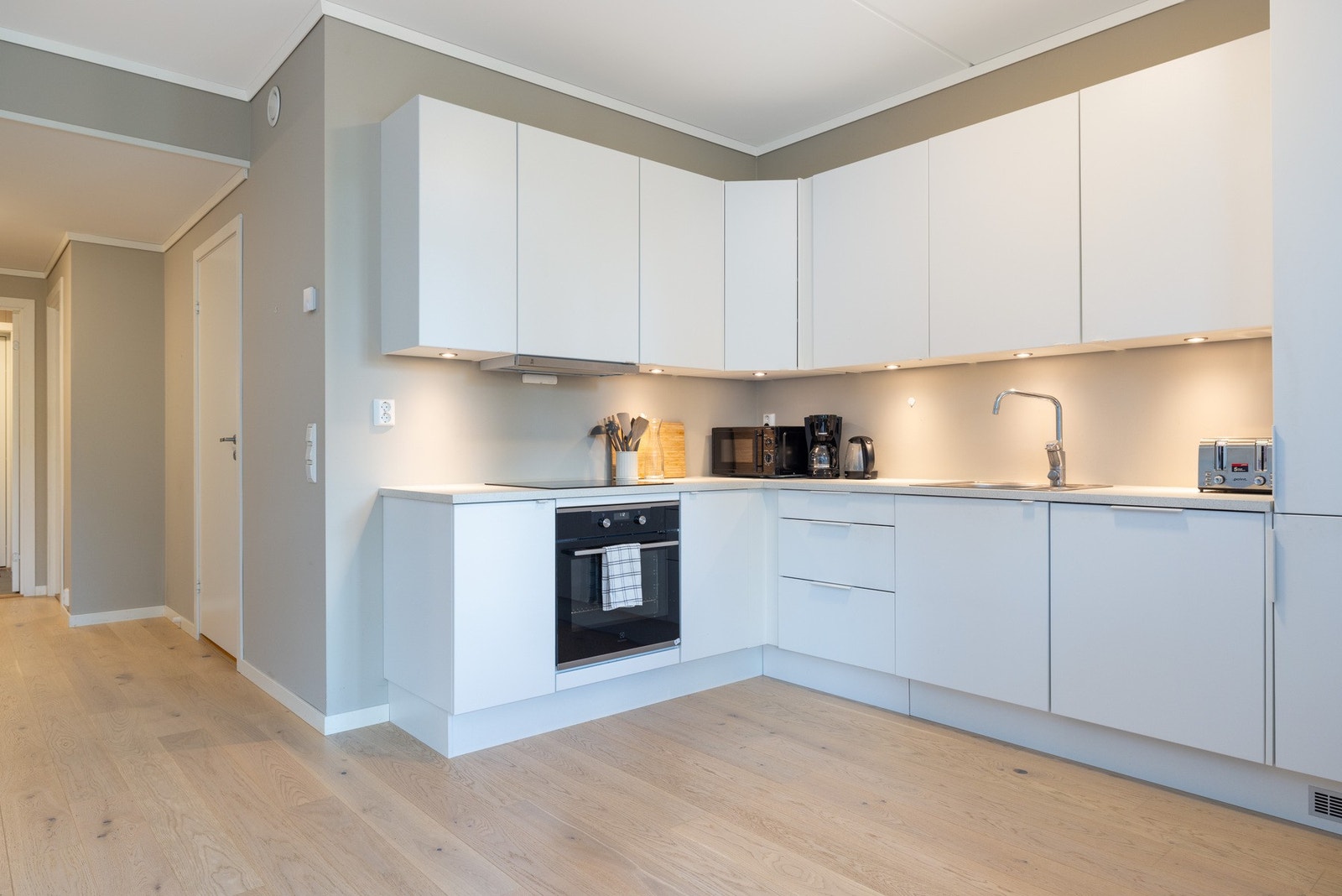 Åpen løsning mellom stue og kjøkken. Galleribilde