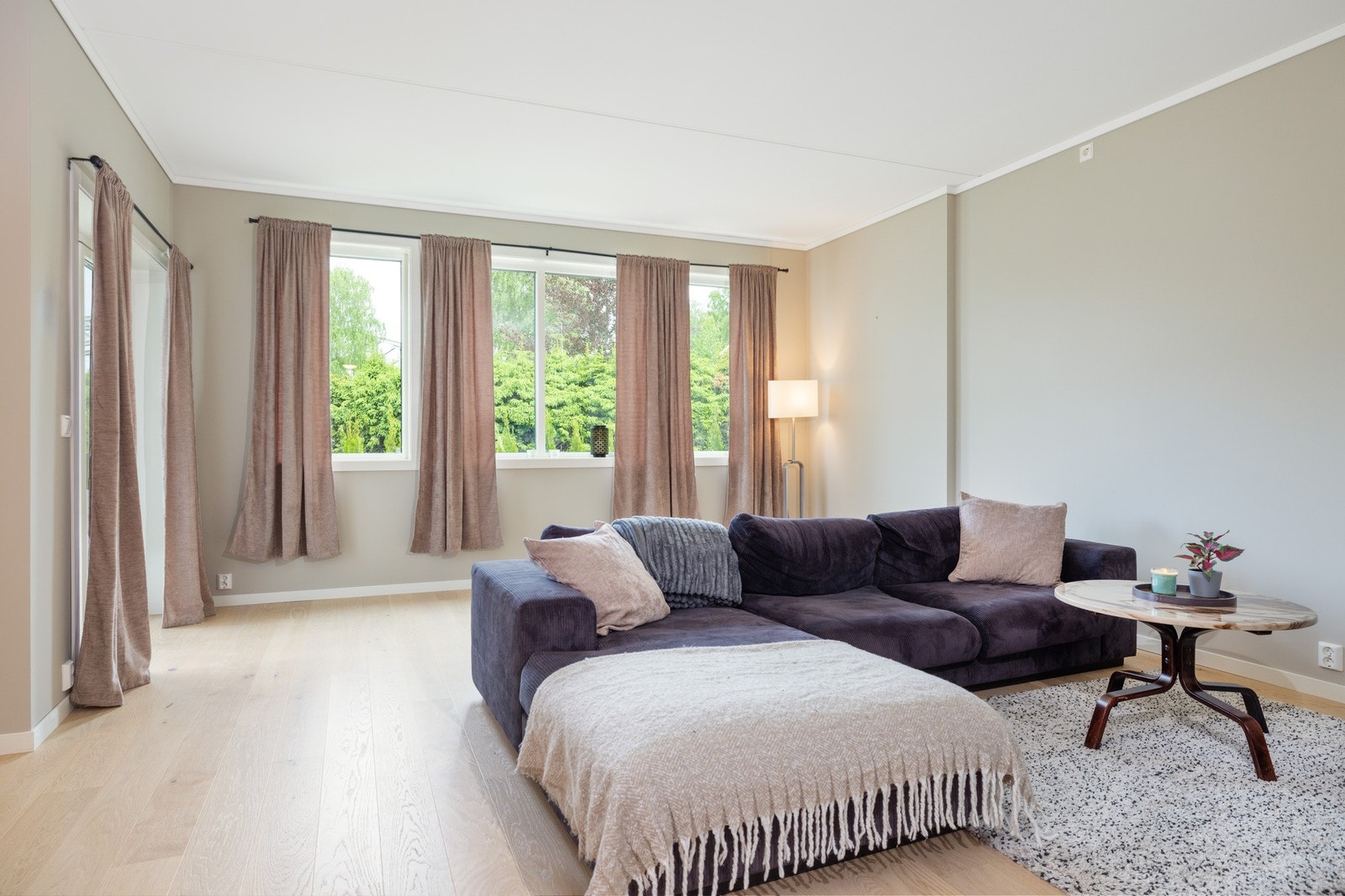 Stua er malt i lyse farger Galleribilde