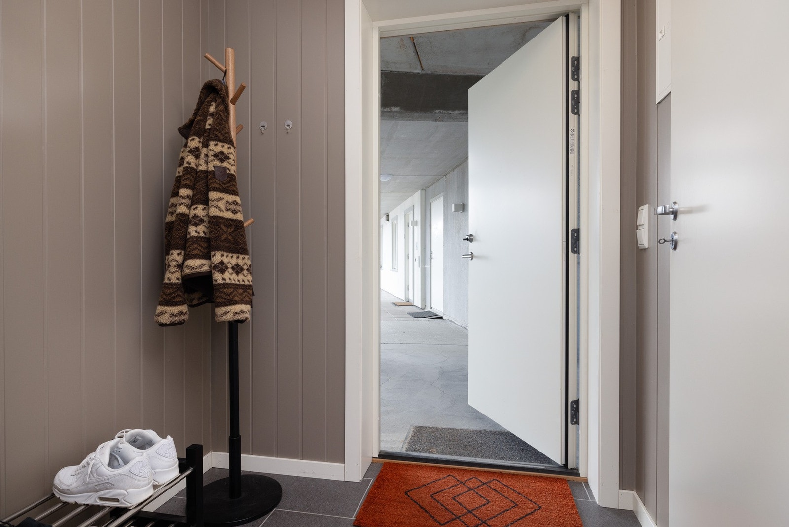 Gangen har god plass til å kunne sette opp garderobeskap el. for oppbevaring av yttertøy. Galleribilde