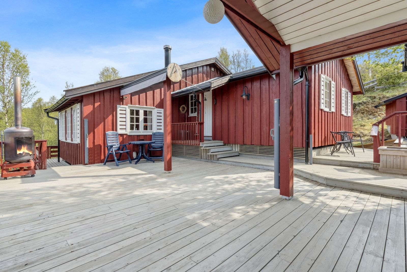 Terrassen er på hele 75 kvm og strekker seg rundt store deler av hytten, velkommen inn! Galleribilde