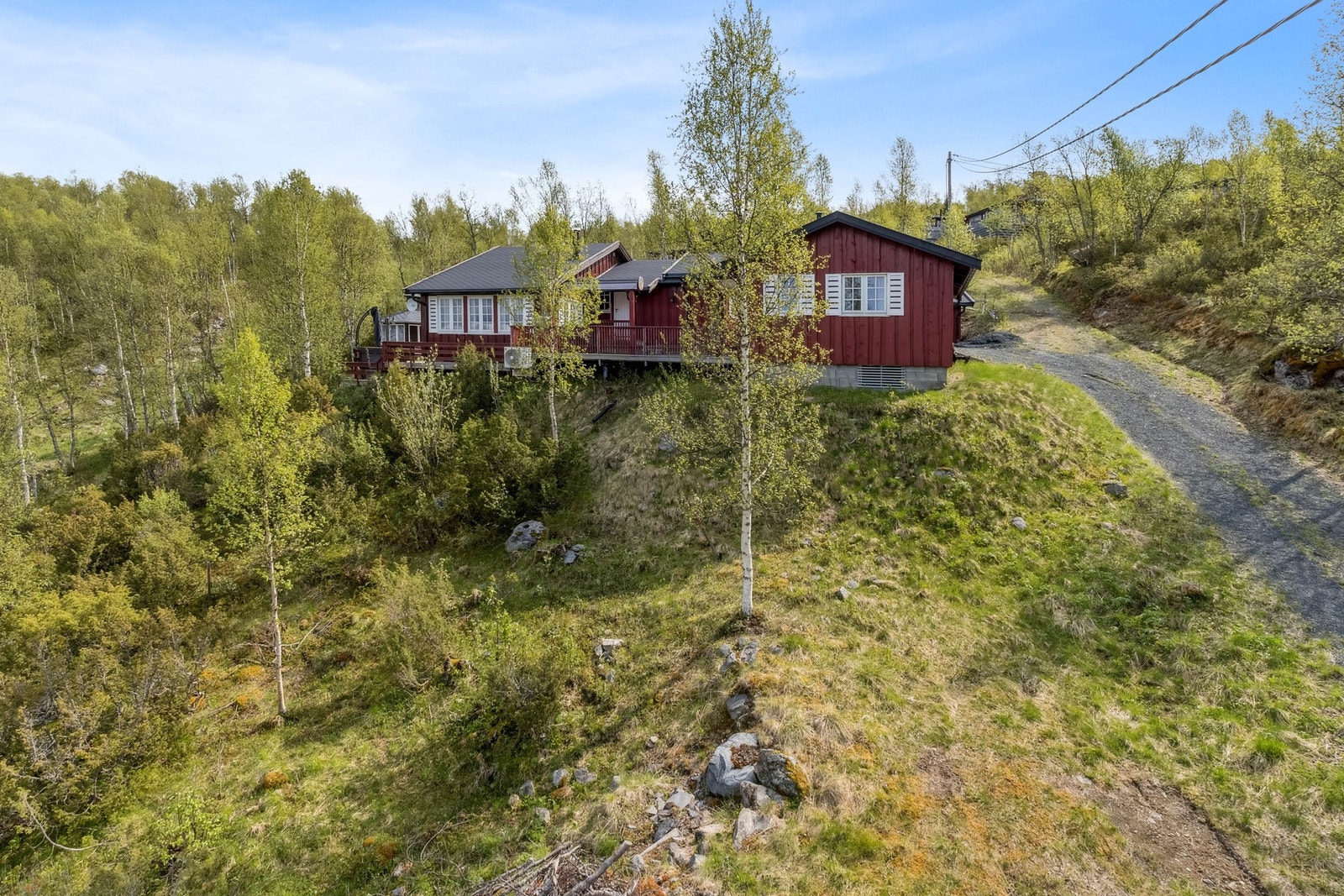 Fritidsboligen ligger i et veletablert området i naturskjønne omgivelser. Galleribilde