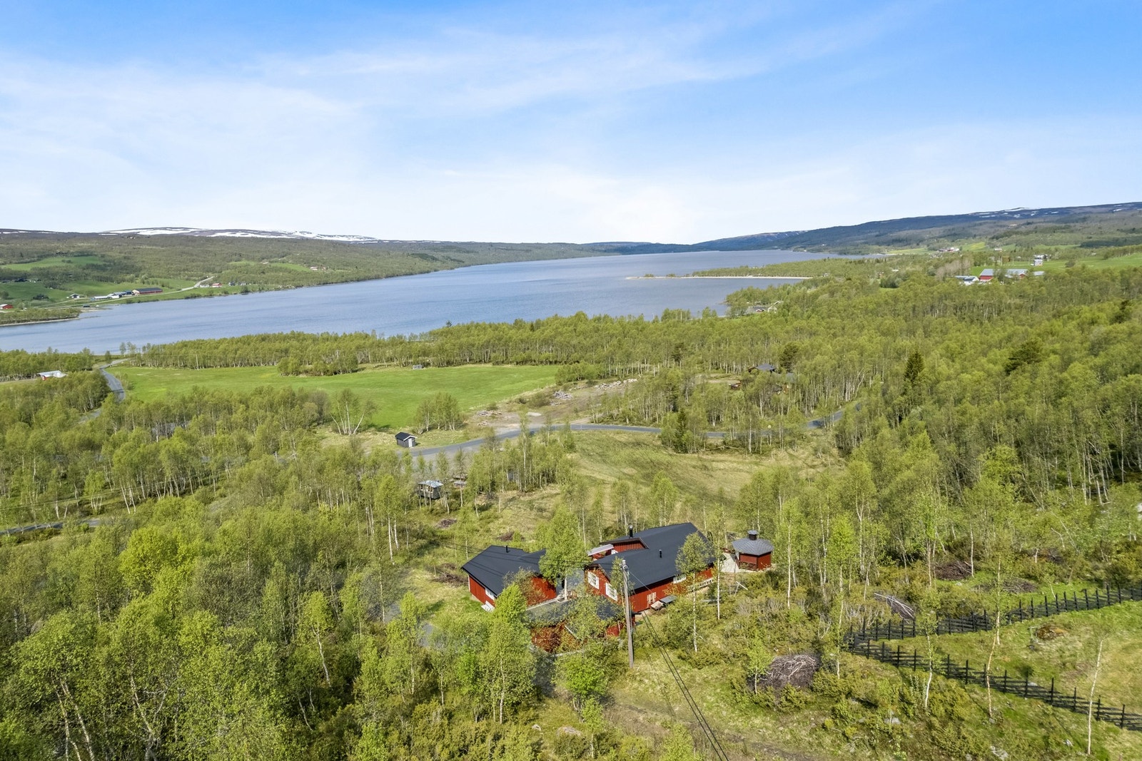 En sjarmernde fritidsbolig med panoramautsikt mot Stuggusjøen. Galleribilde