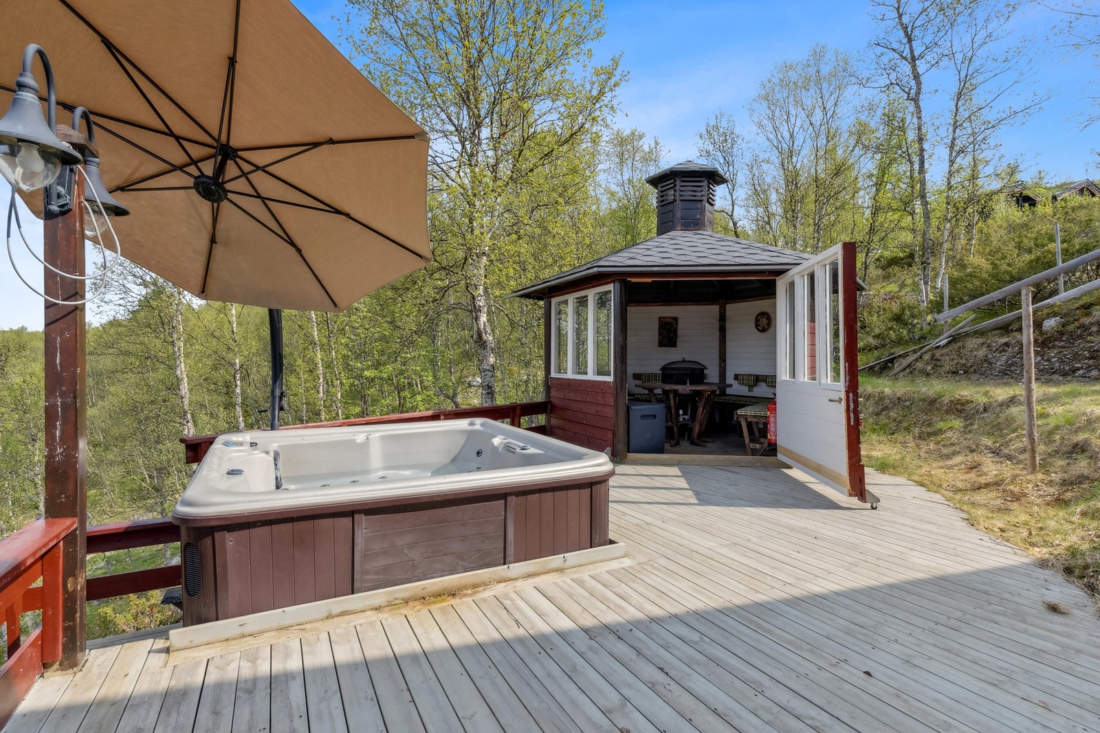 Videre er det grillhytte. Galleribilde