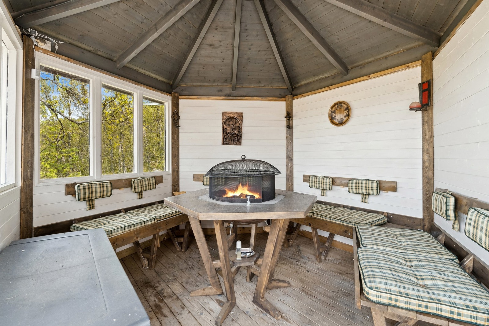 Grillhytte som et samlingspunkt og tilrettelagt for gode stunder i godt selskap. Galleribilde