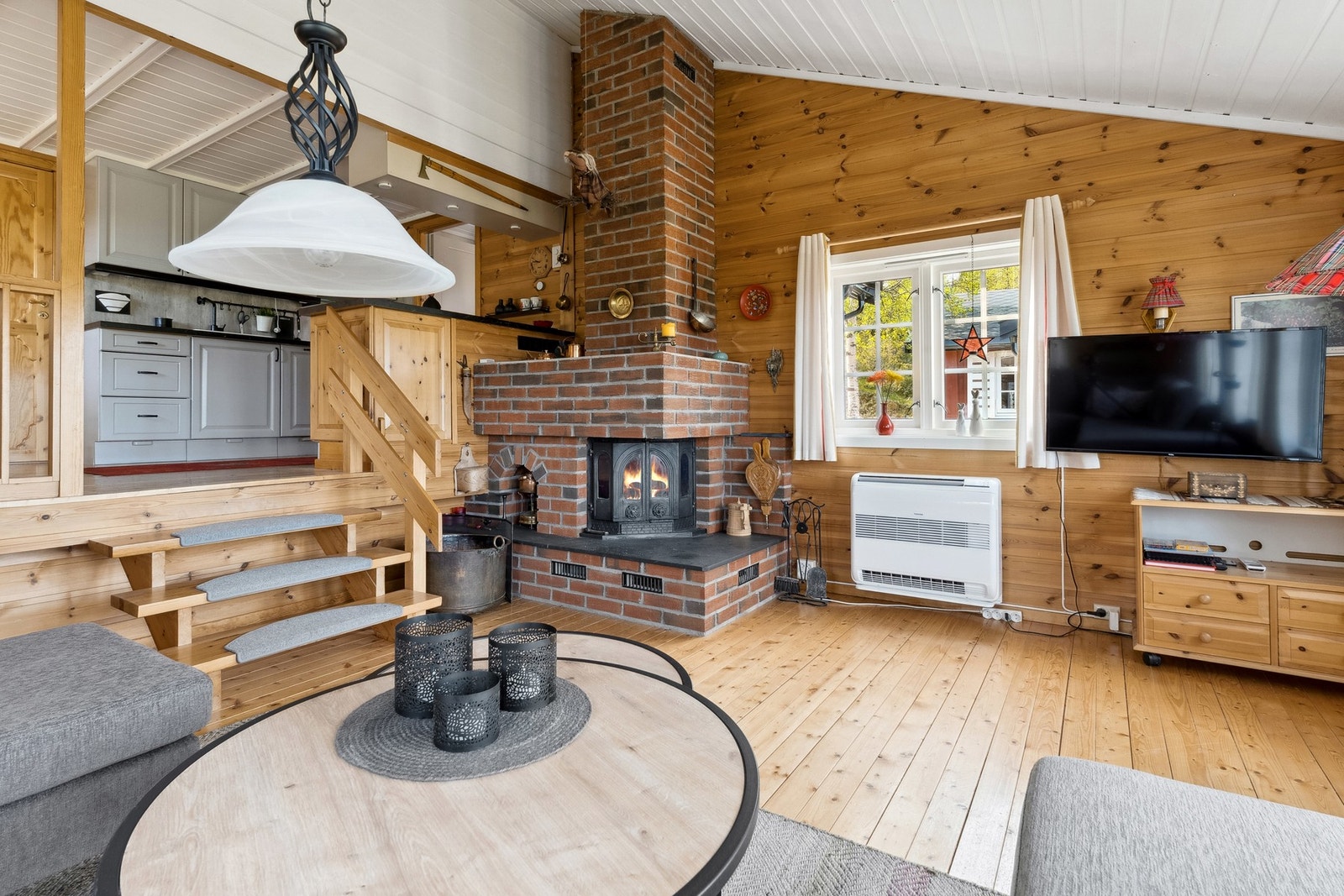 God takhøyde i stueseksjon som gir en romsligere og luftig følelse. Galleribilde