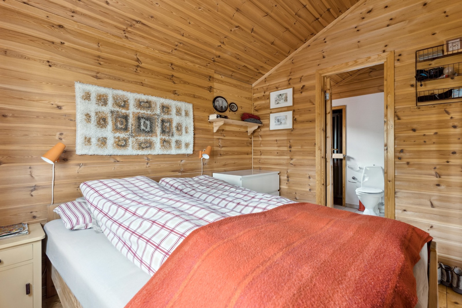 Soverommet har god takhøyde som gir en romsligere følelse. Galleribilde