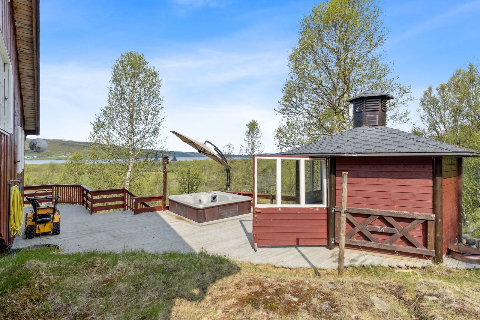 På terrassen er det integrert jacuzzi. Galleribilde