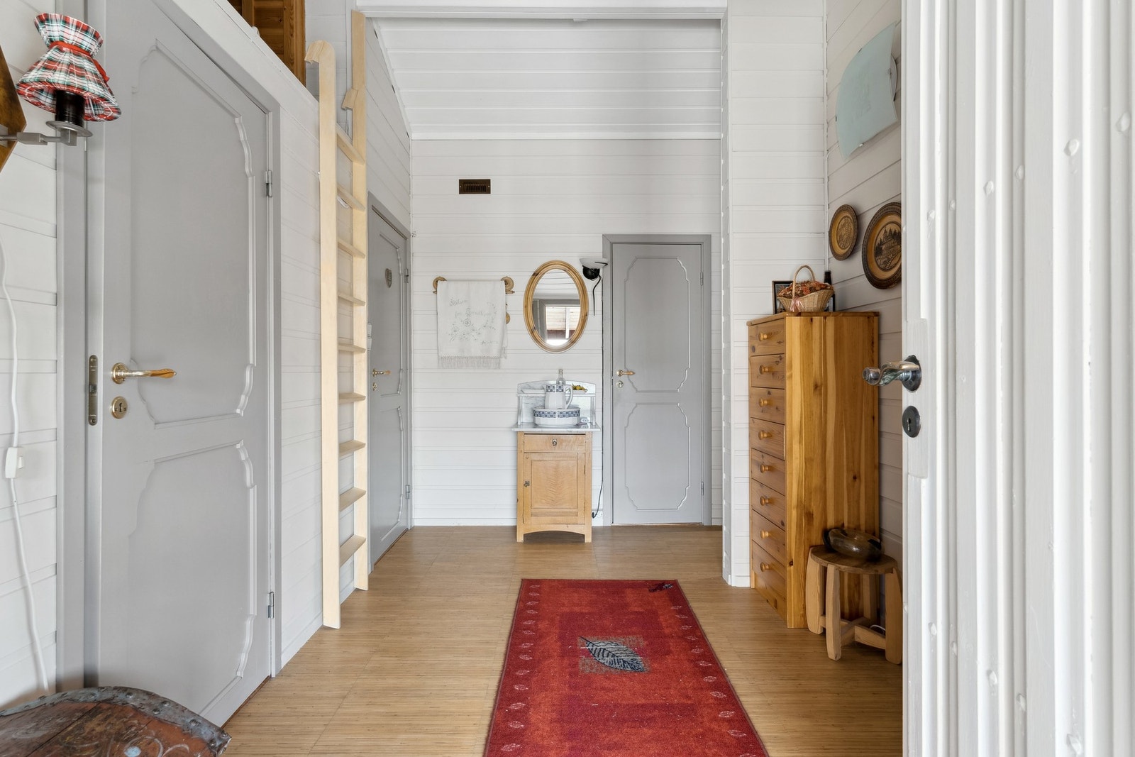 Gang/entré på 6,5 kvm med stige opp til hems. Galleribilde