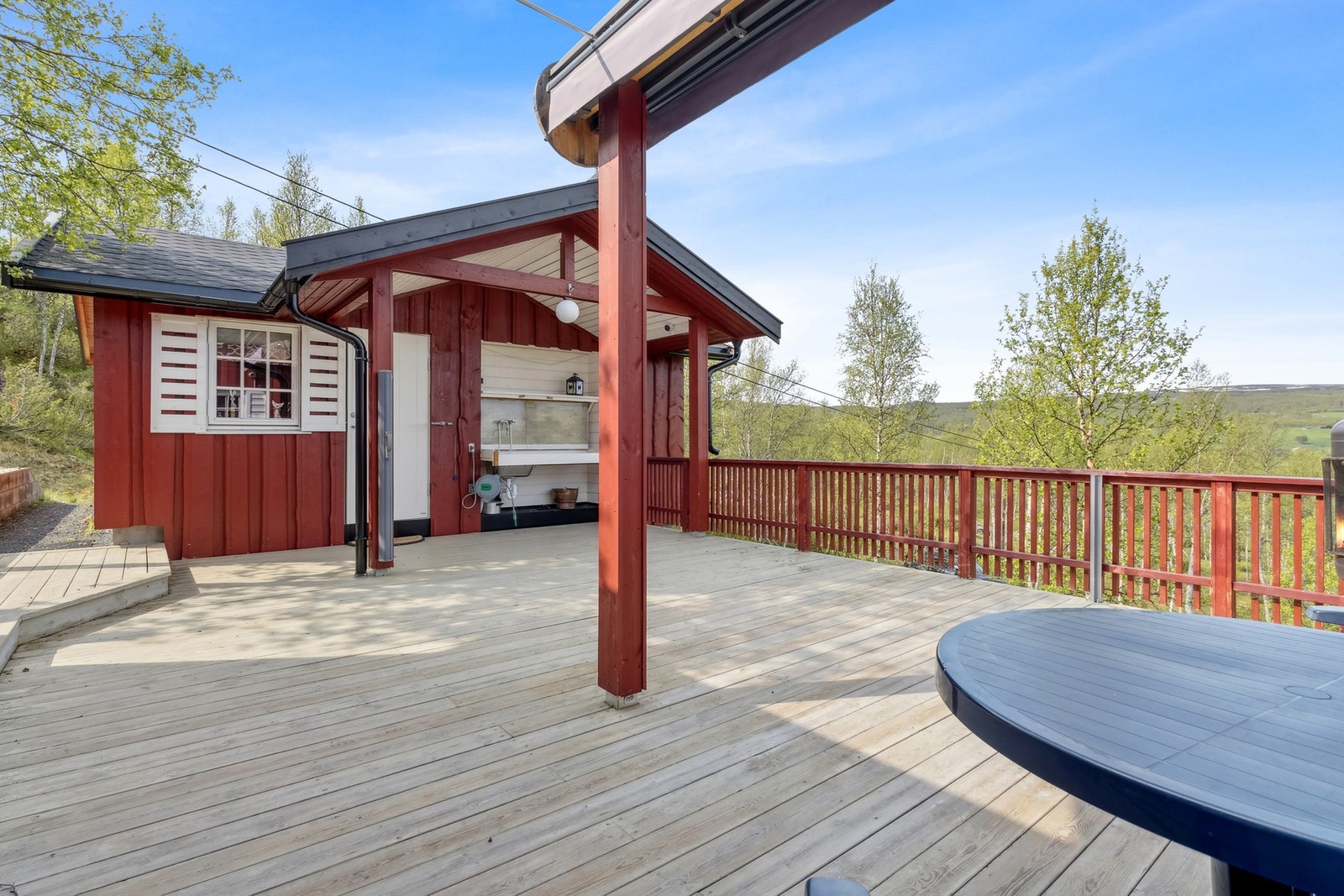 Terrasse gir gode muligheter for å innrede med utemøblement etter ønske og behov. Galleribilde