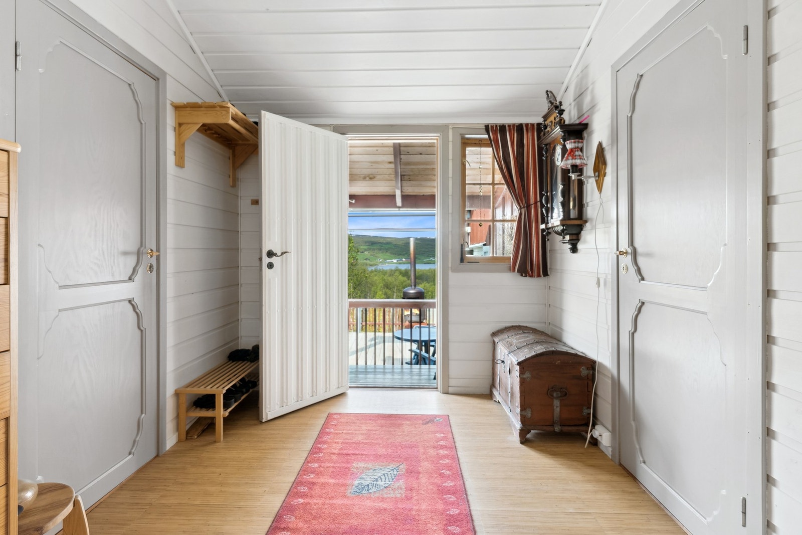 Entré med gode muligheter for oppheng av sko -og yttertøy. Galleribilde