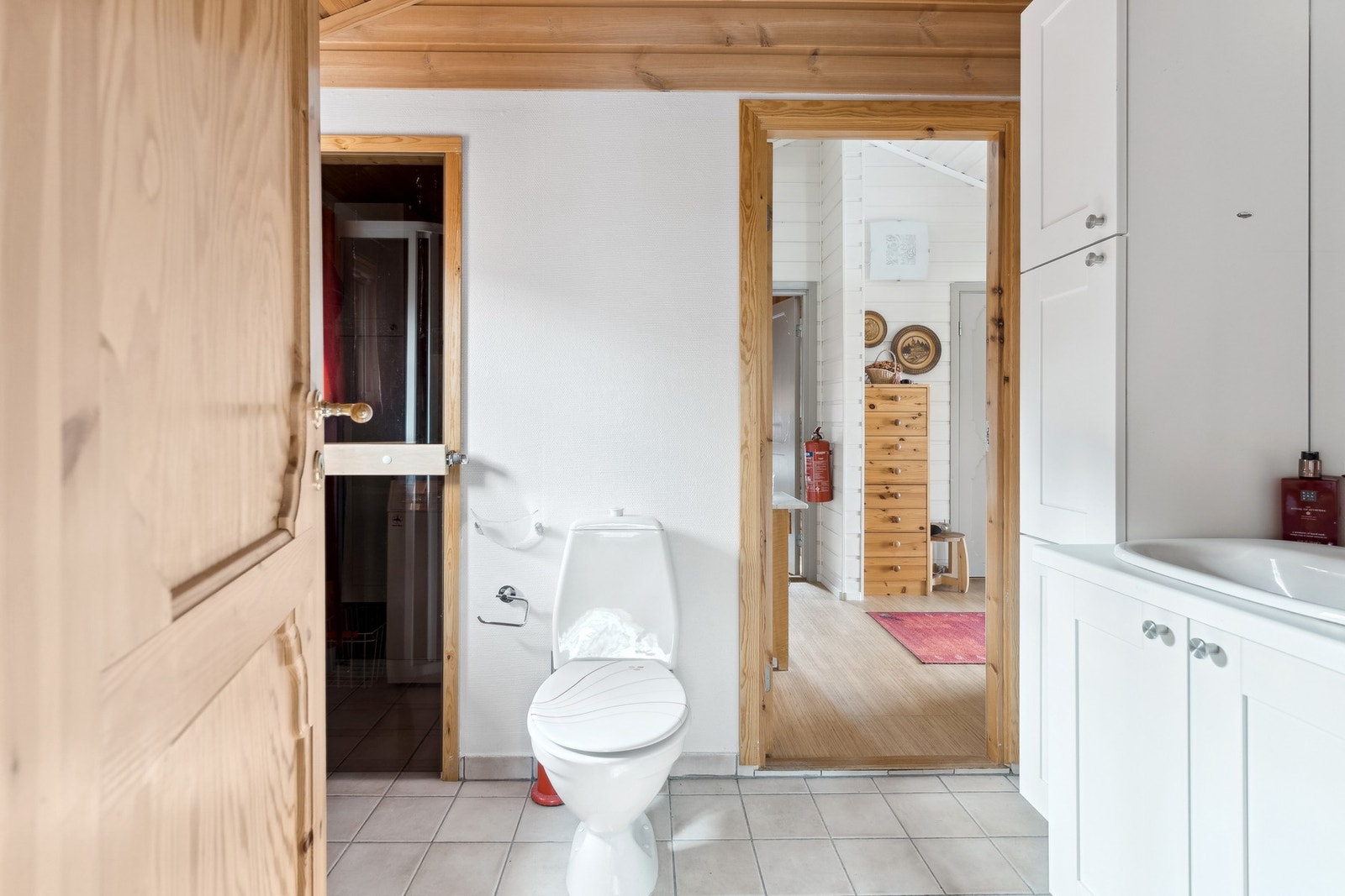 Bad på 4 kvm med badstue og heldekkende servant med skap. Galleribilde