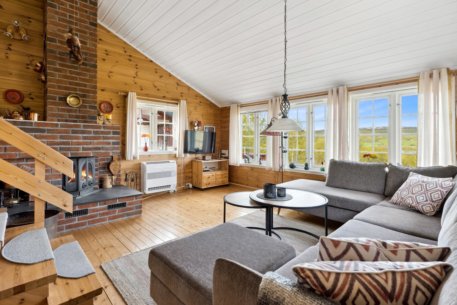 Til oppvarming er det vedfyring og varmepumpe. Galleribilde