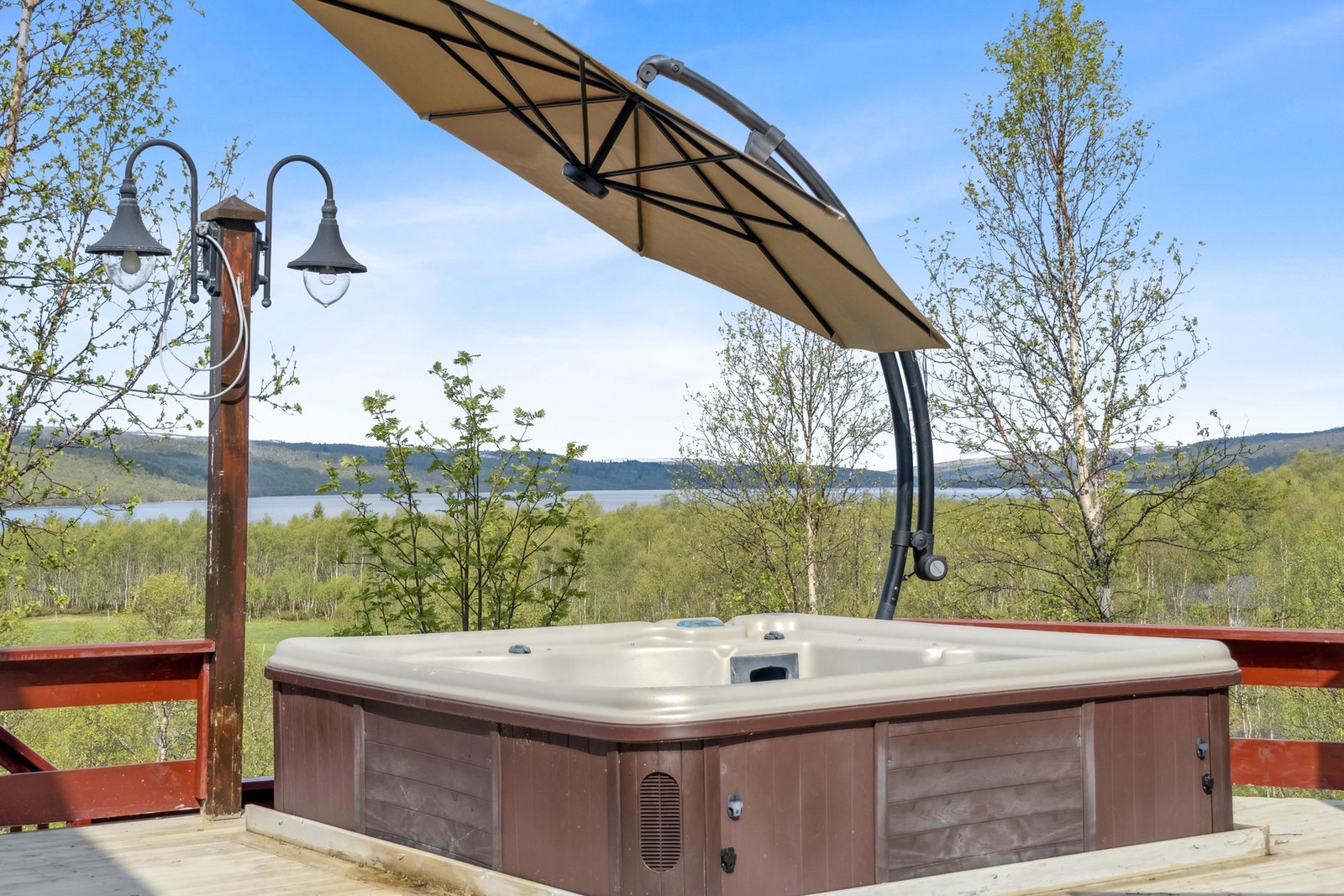 Her kan man nyte nydelige omgivelser i Jacuzzi. Galleribilde