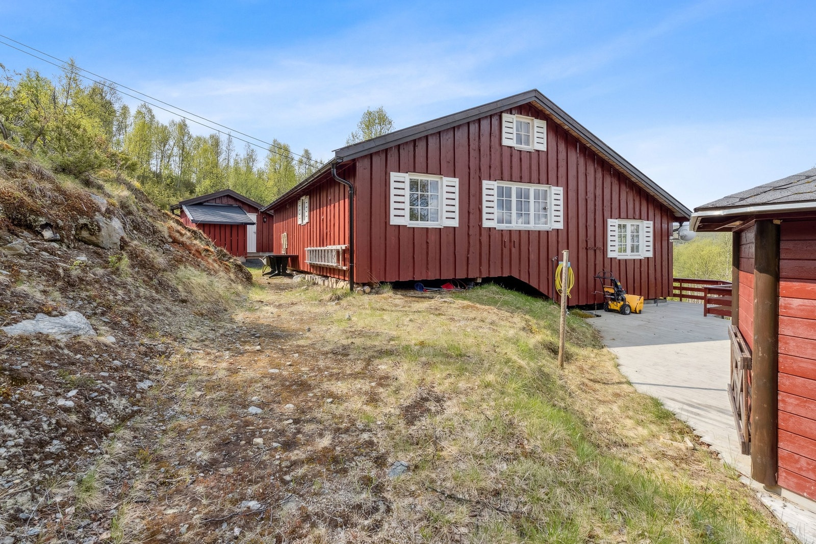 Kort kjøretur til nærmeste fasiliteter som matvarehandel og servicefasiliteter. . Galleribilde