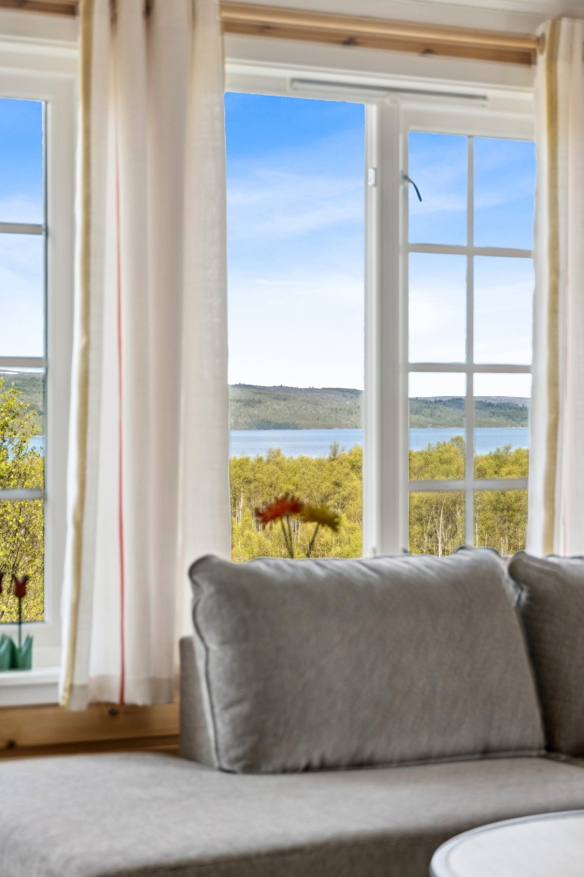 Utsikt over stuggusjøen som er et populært for fiske. Galleribilde