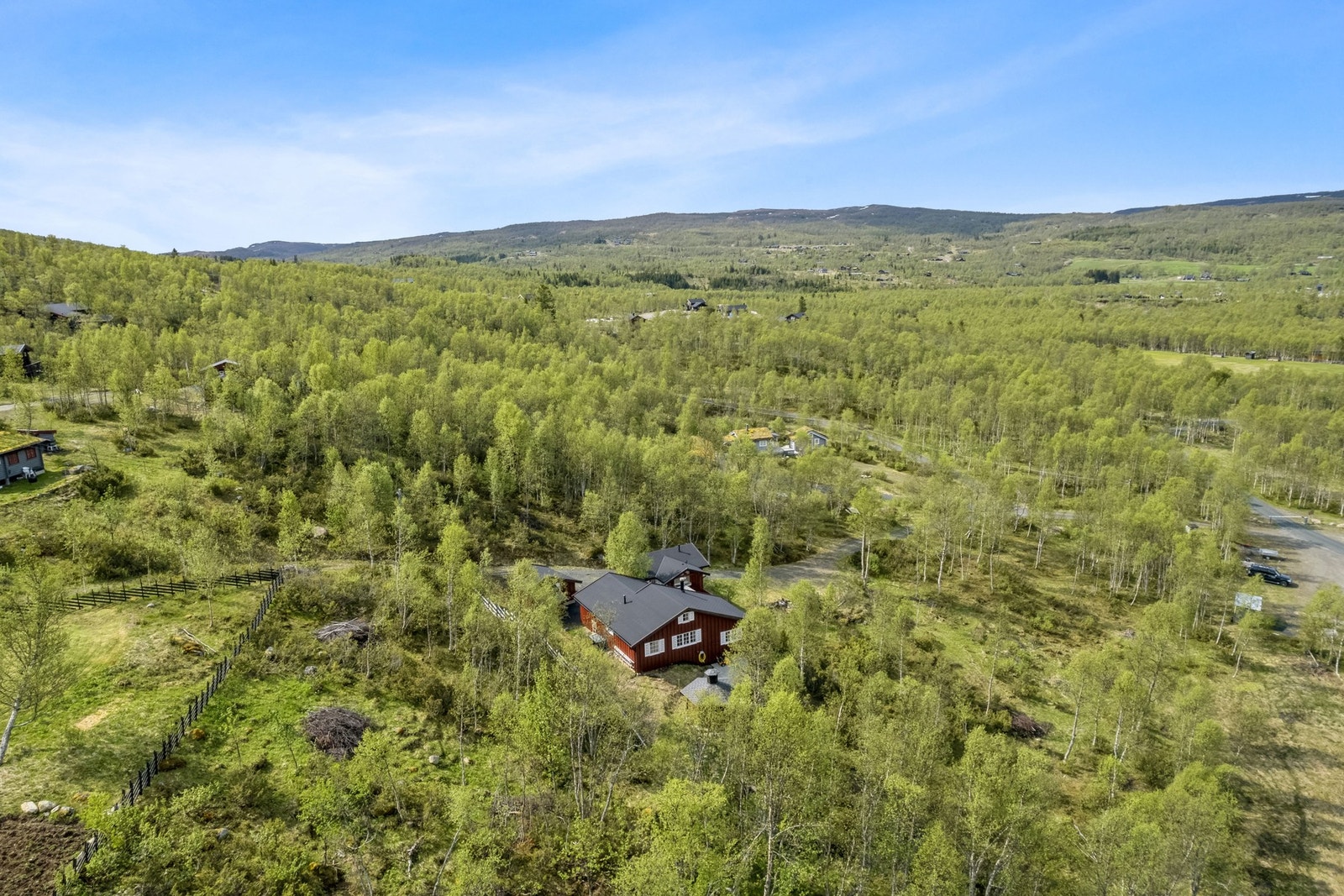 I område er det gode utvalg av turterreng, preparerte skiløyper og snøscooter muligheter om vinteren. Galleribilde