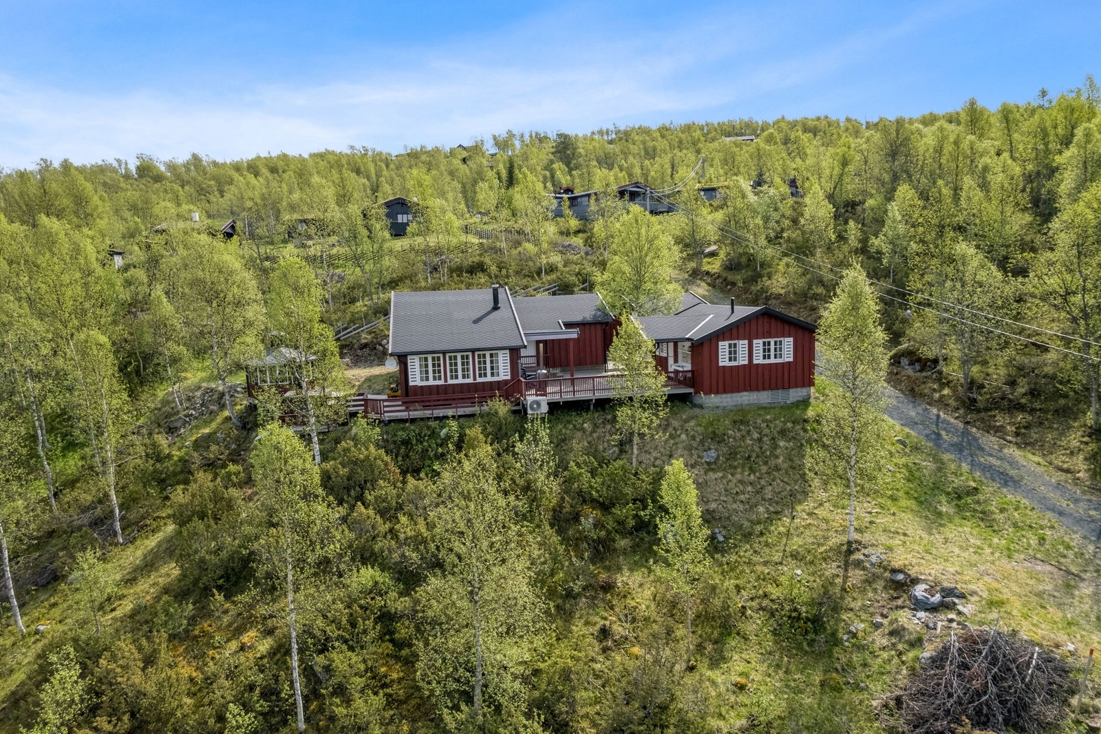 Eiendommen består blant annet av hytte, anneks, grillhytte, Jacuzzi, vedbod og stor terrasse. Galleribilde