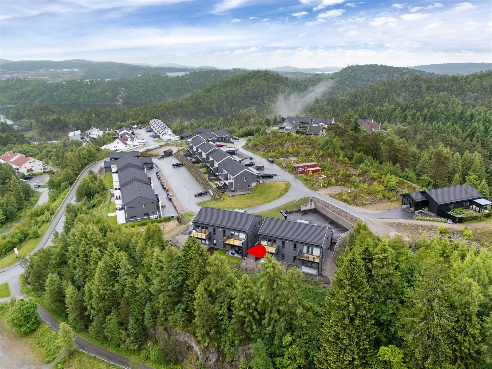 Eiendommen har en flott og barnevennlig beliggenhet i et nyere boligfelt på Skinsnesheia / Ime. Galleribilde