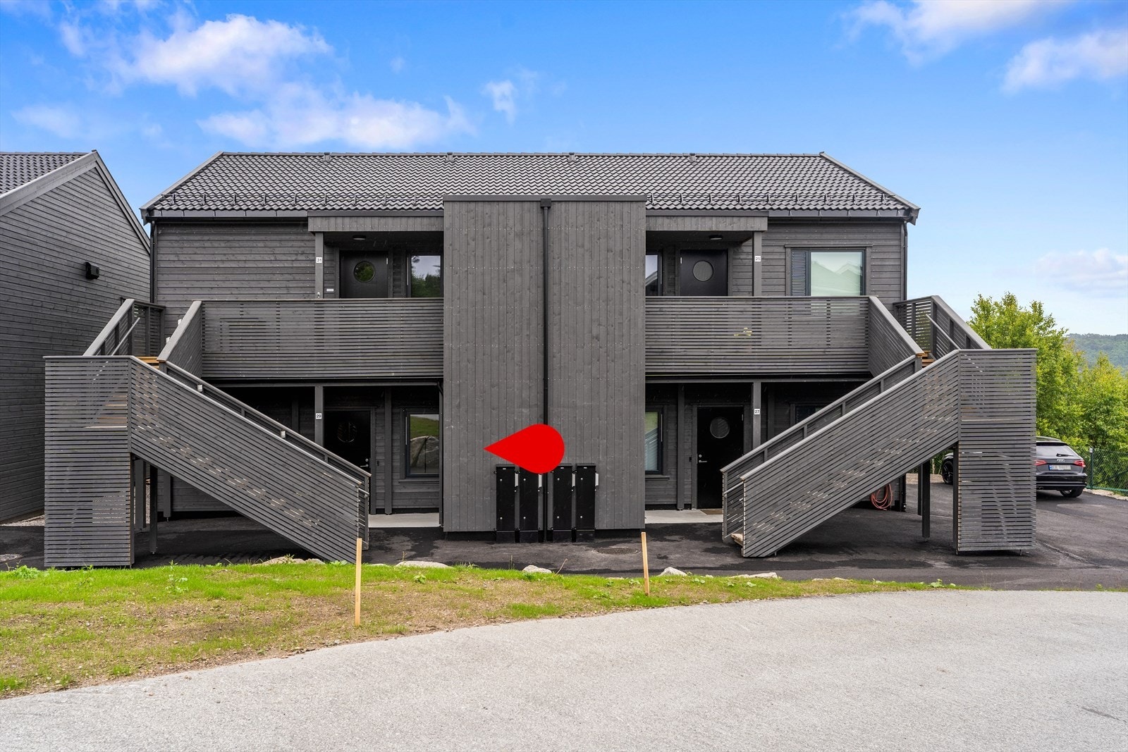 Tomten er praktisk og innbydende, med et overbygd inngangsparti på en betongplatting som ønsker deg velkommen Galleribilde