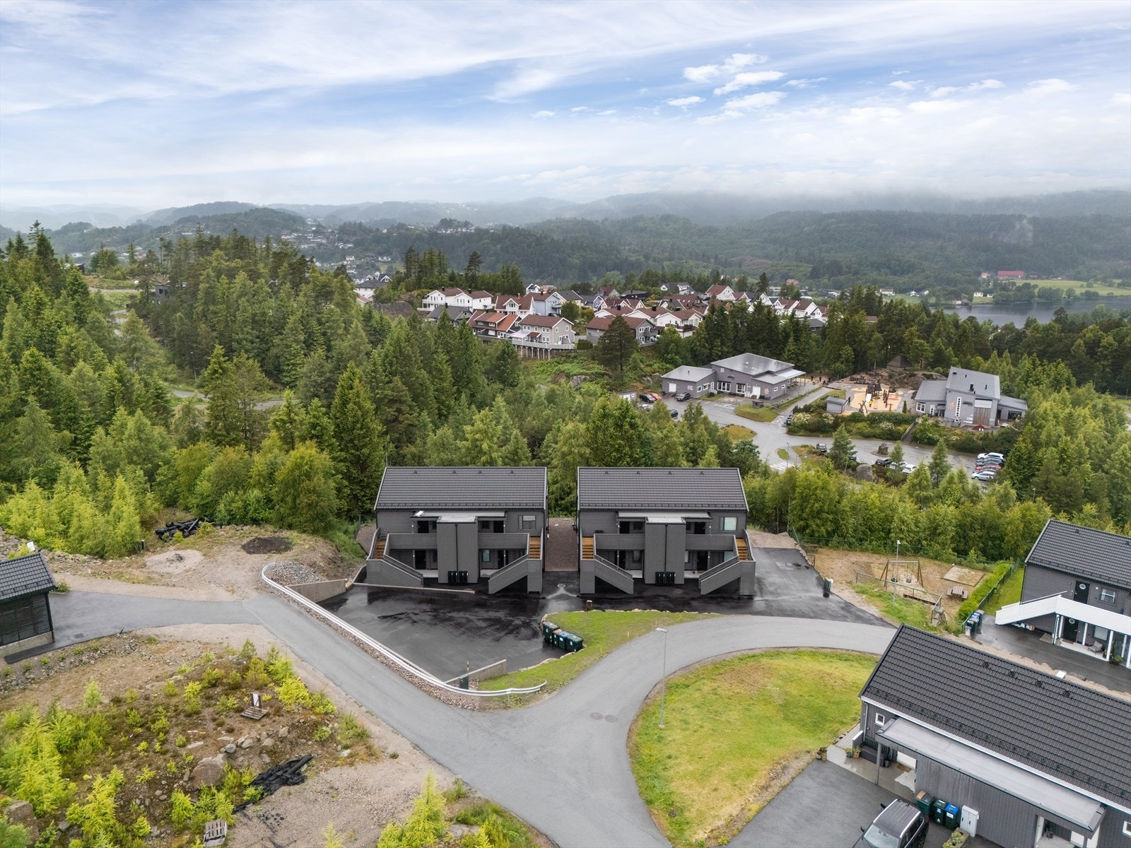 Like nedenfor boligen finner du en lekeplass og en fotballbane Galleribilde