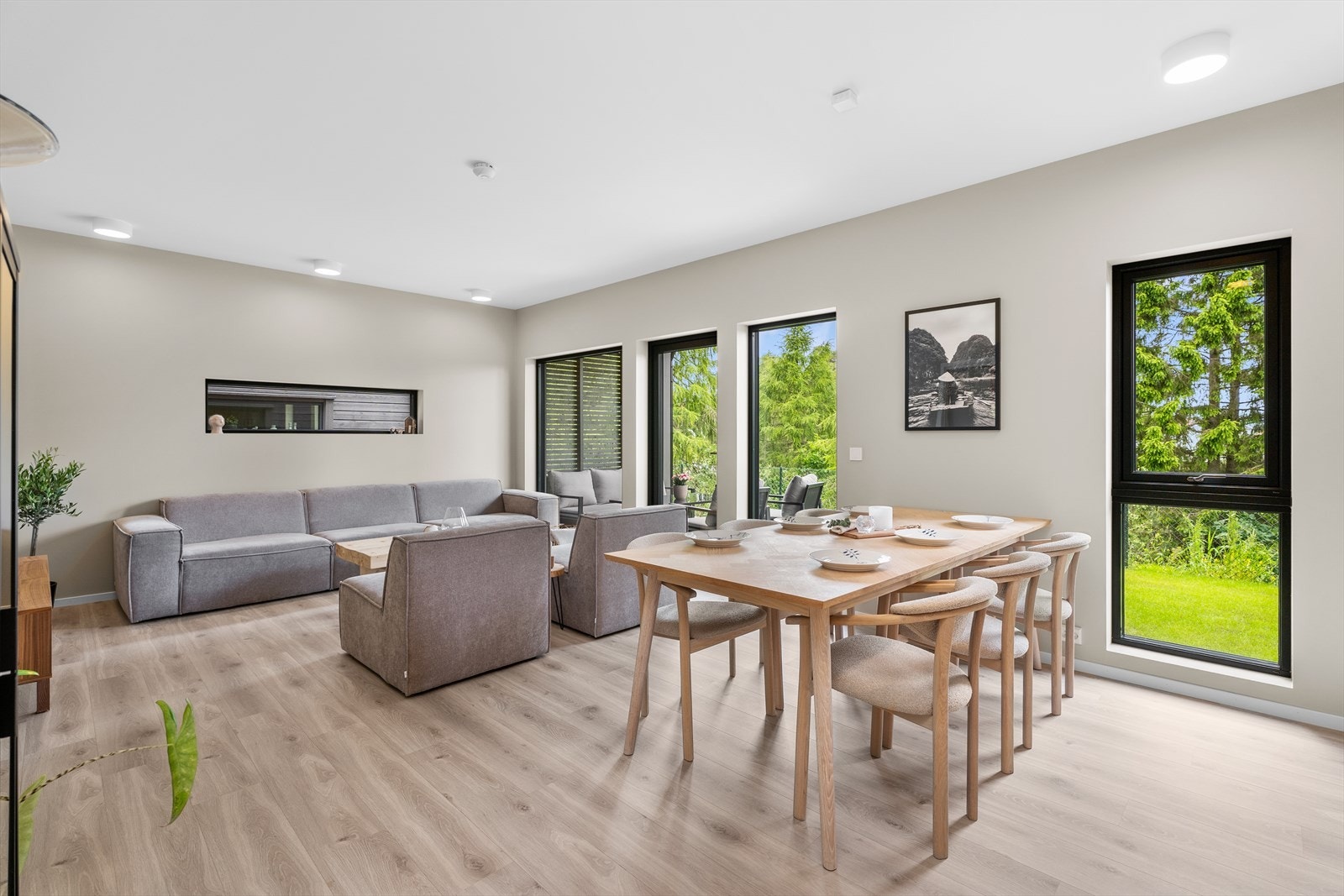 Leiligheten har listefritt design, noe som gir et rent og fint utseende Galleribilde