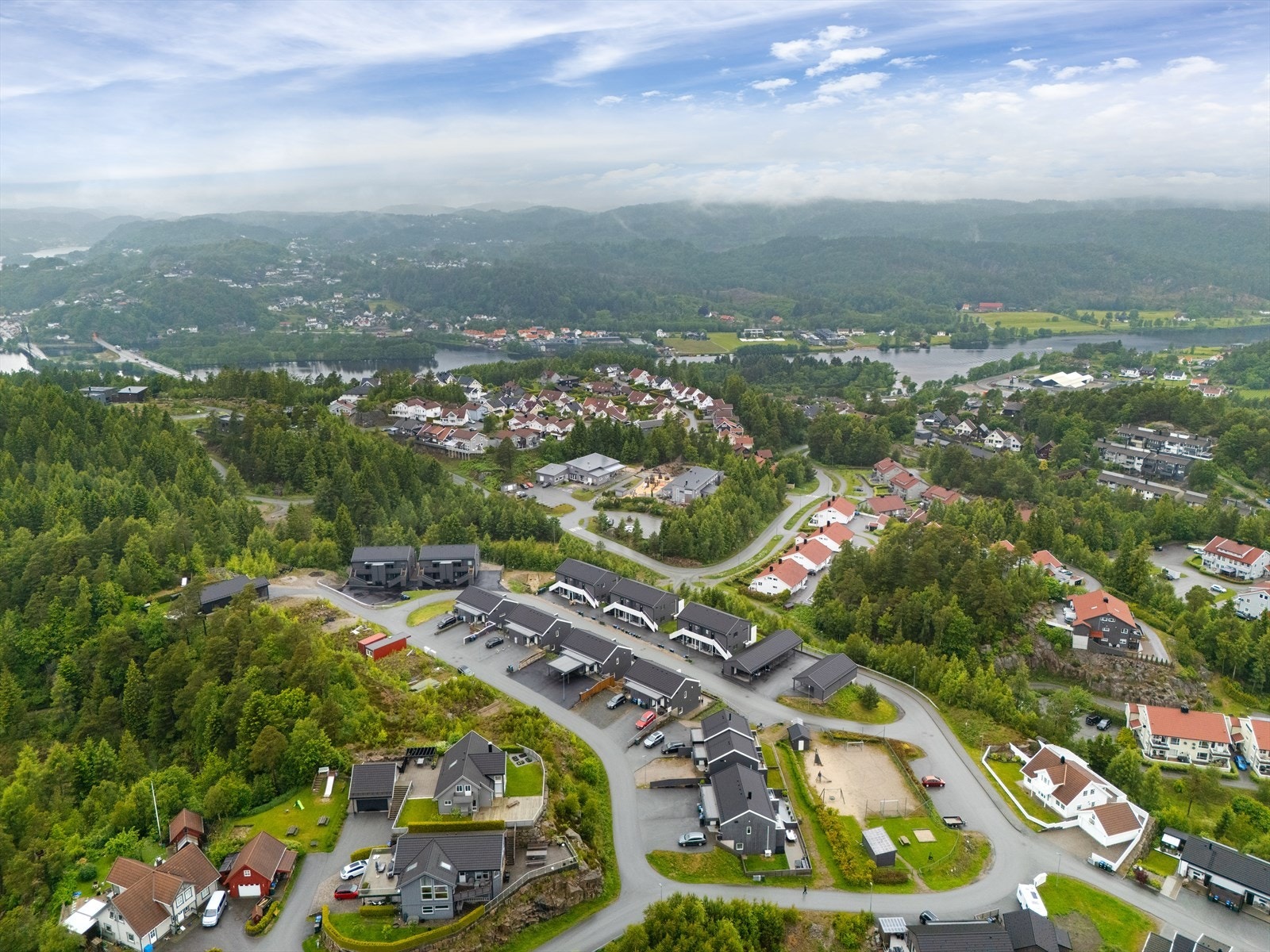 Området har gangavstand til dagligvarebutikk, barne- og ungdomsskole, flere barnehager og treningssenter. Galleribilde