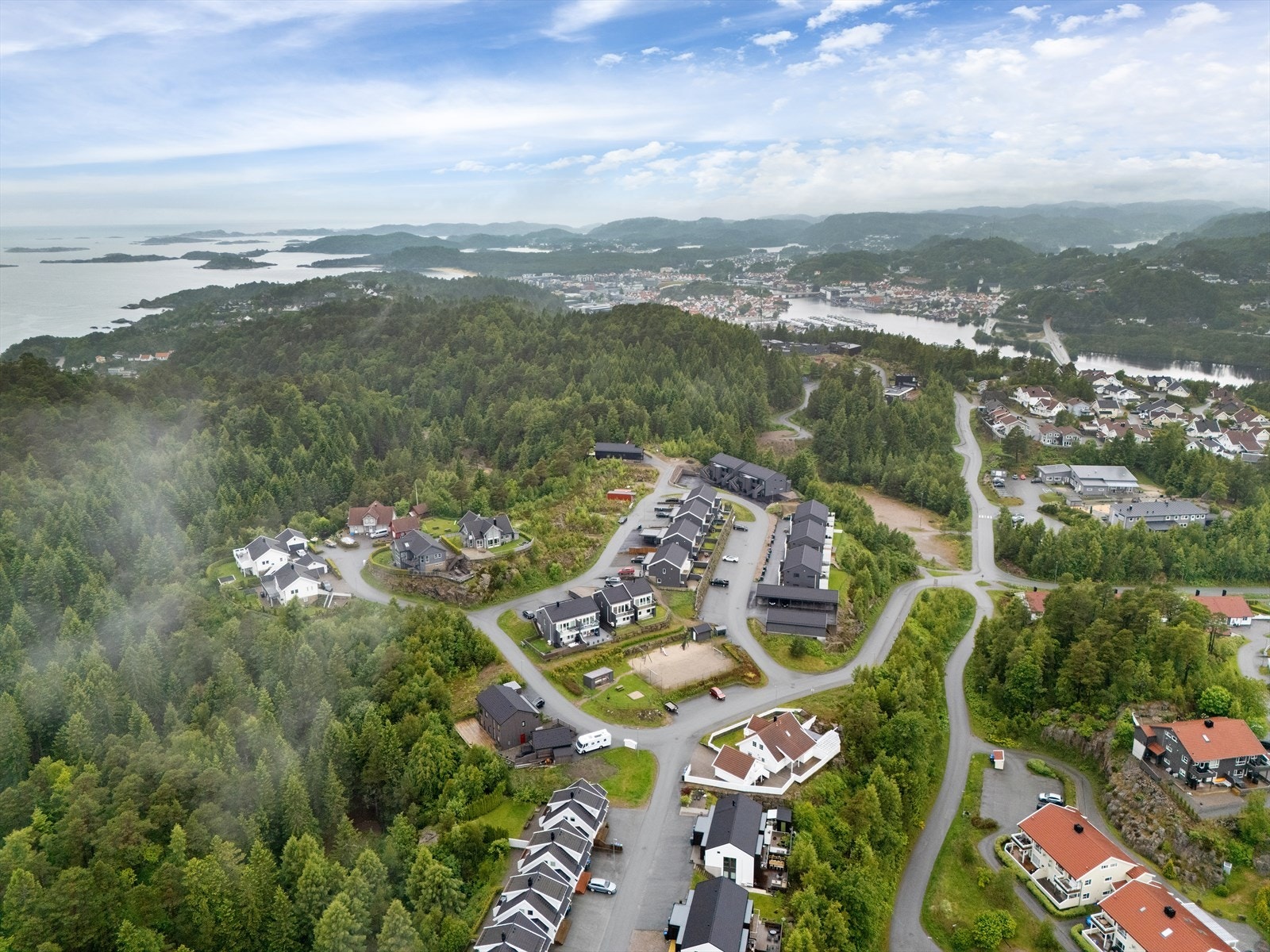 Fra boligfeltet er det gang- og sykkelvei som fører ned til sentrum, samt merkede turstier i nærområdet med gapahuk, bålplass og sykkelløype. Galleribilde