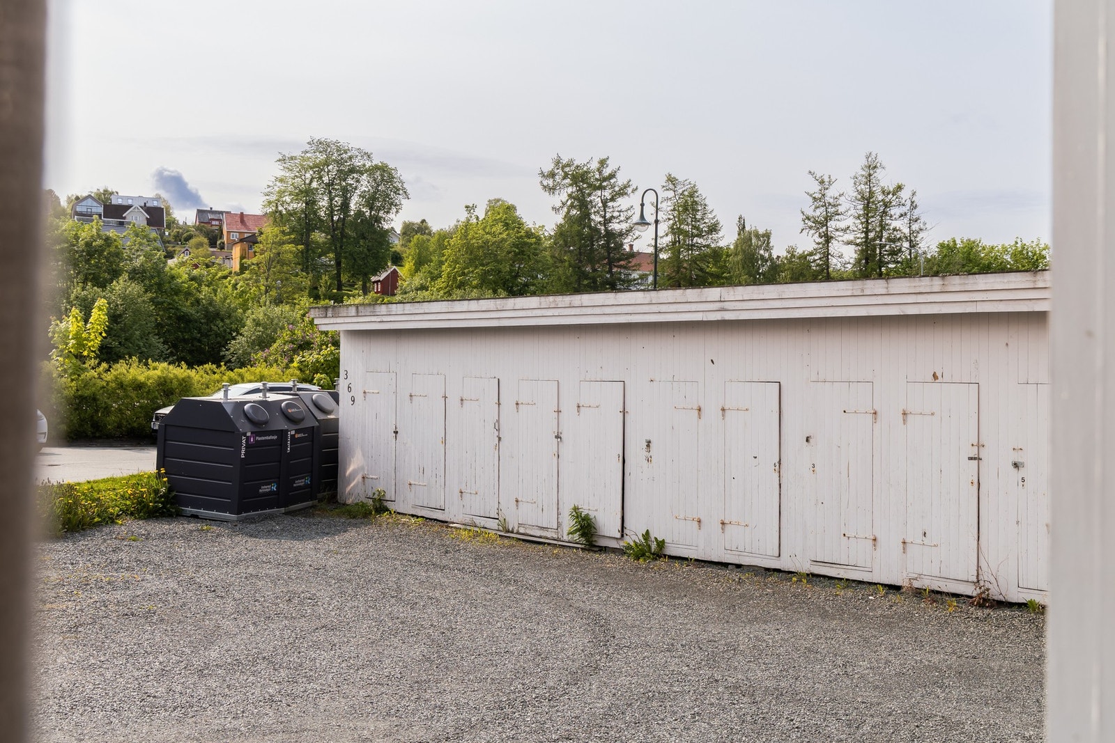 Man har parkering utenfor samt egen sportsbod. Galleribilde