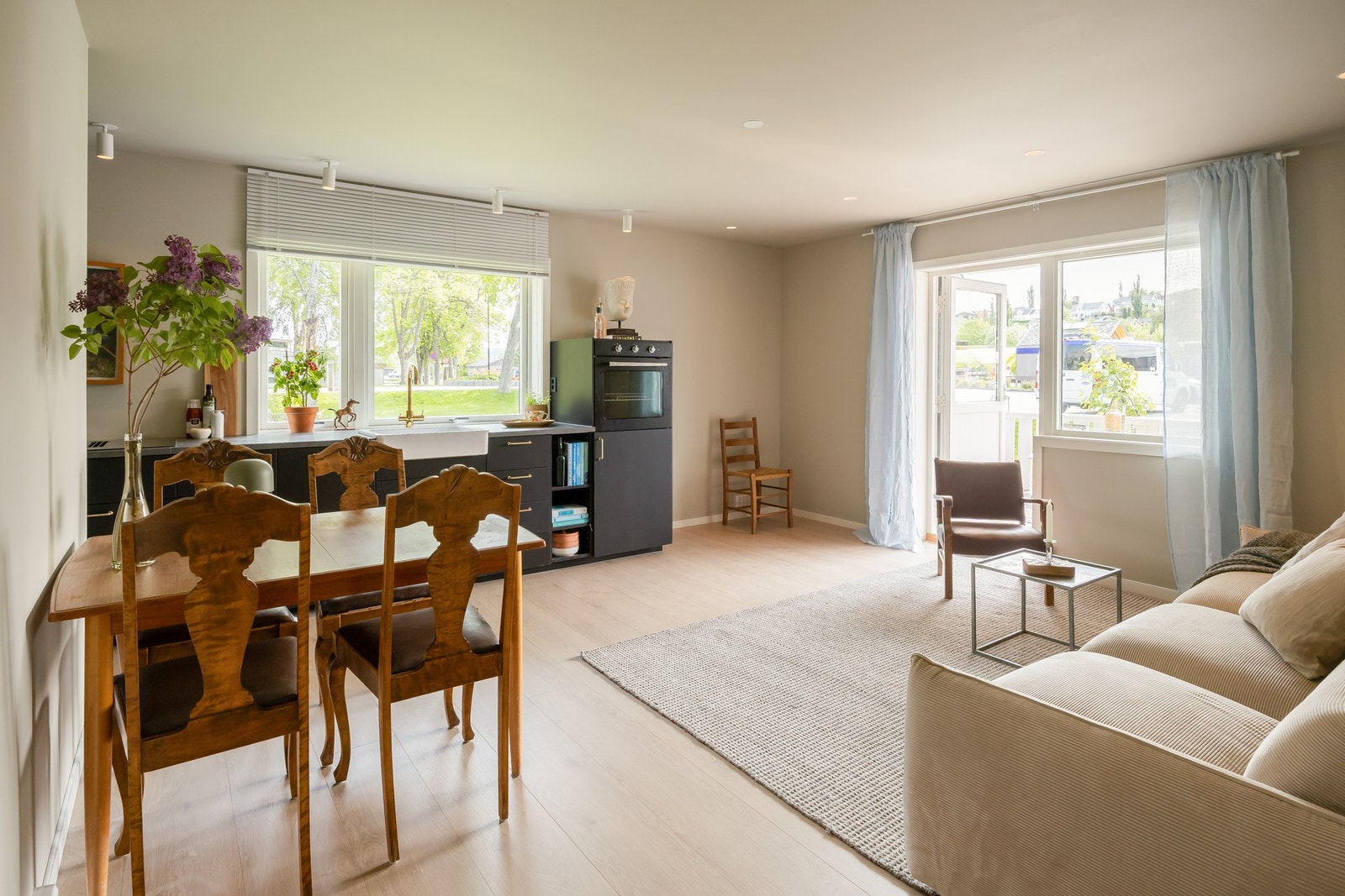 Leiligheten ligger fint og praktisk til i Levanger sentrum. Kort vei til alle fasiliteter i sentrum, sykehuset, skoler og jernbanen for pendlere. Galleribilde