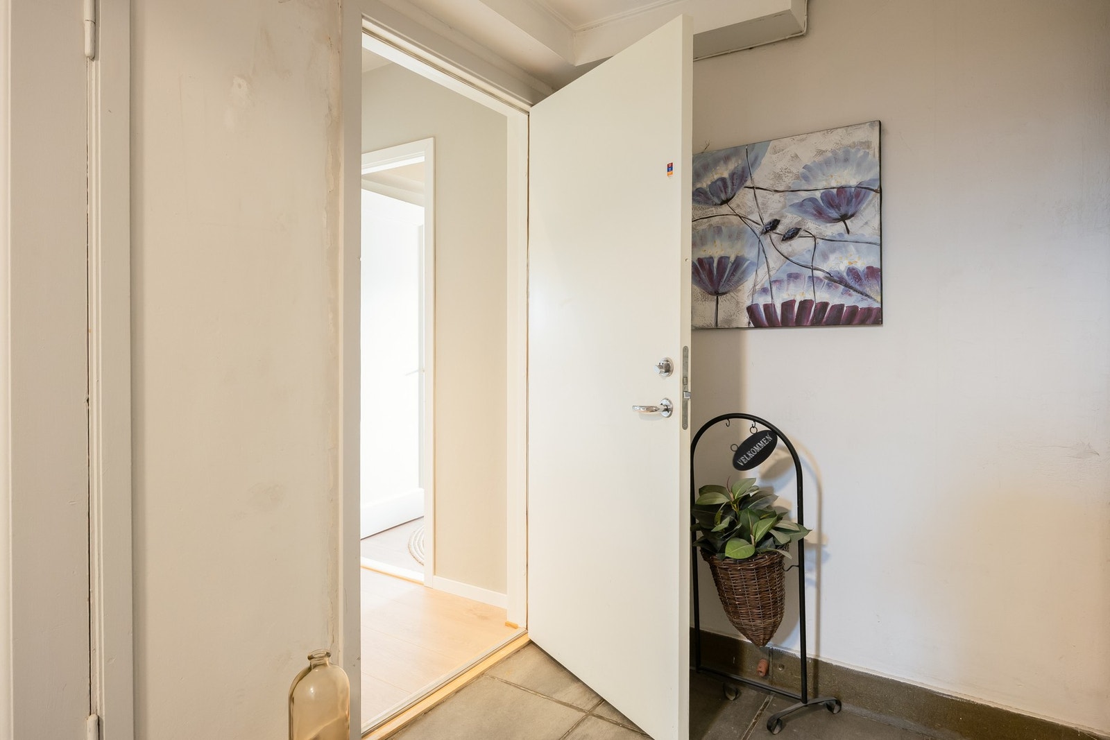 Gang med plass for å henge klær og et lite skap. Galleribilde