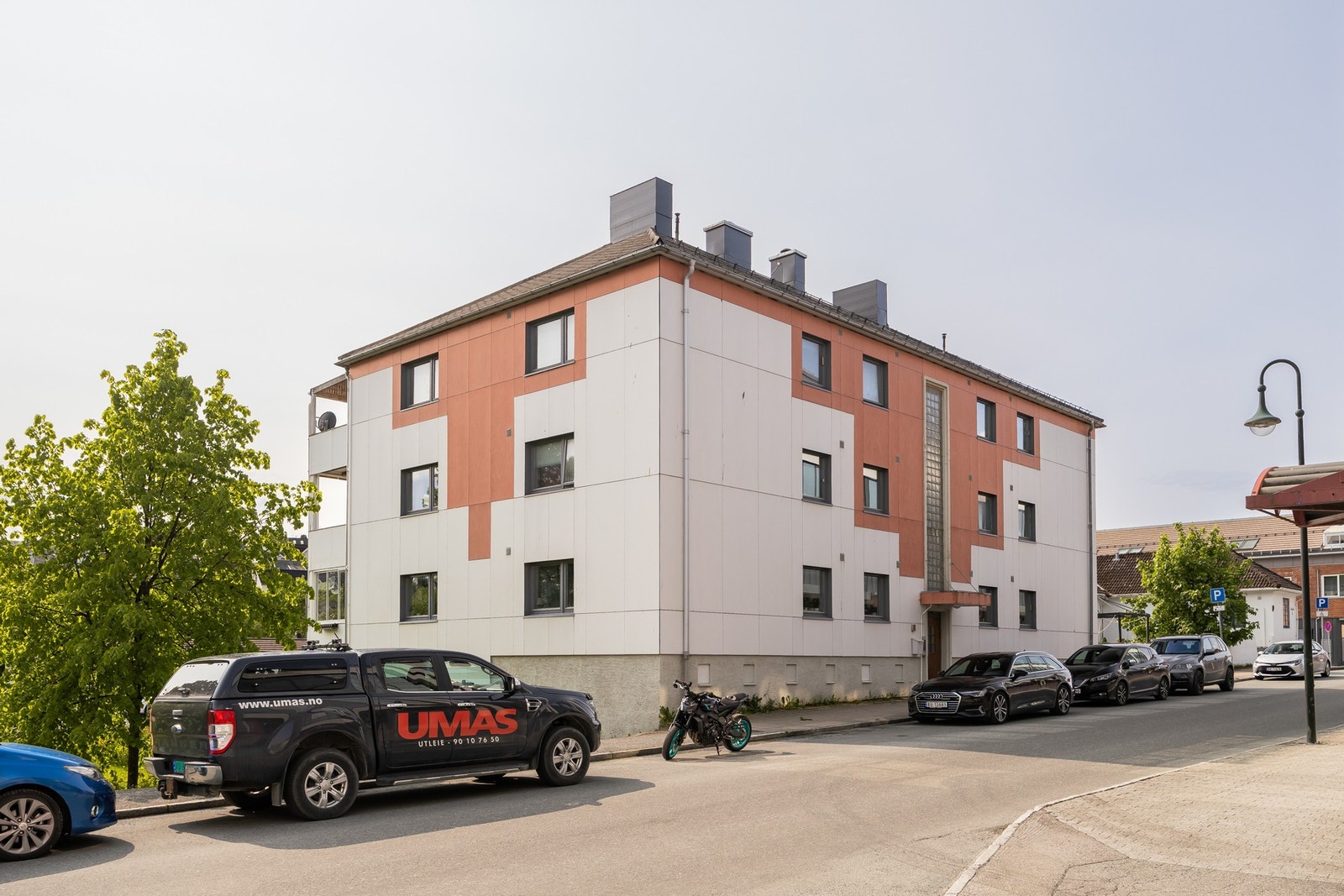 Gateparkering på motsatt side av bygget. Galleribilde