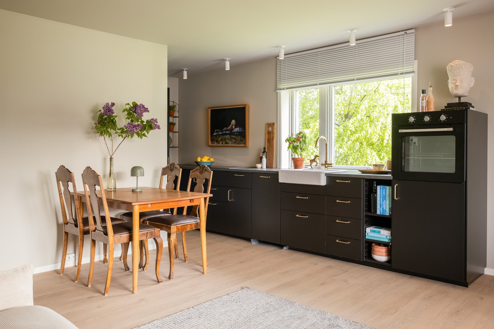 Kjøkken med plass for spisebord. Galleribilde