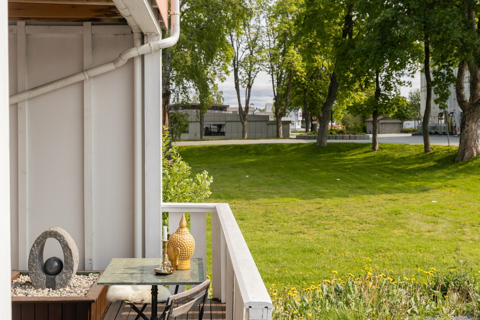 Fint grøntområde utenfor, som er en fin fasilitet i sentrum. Galleribilde