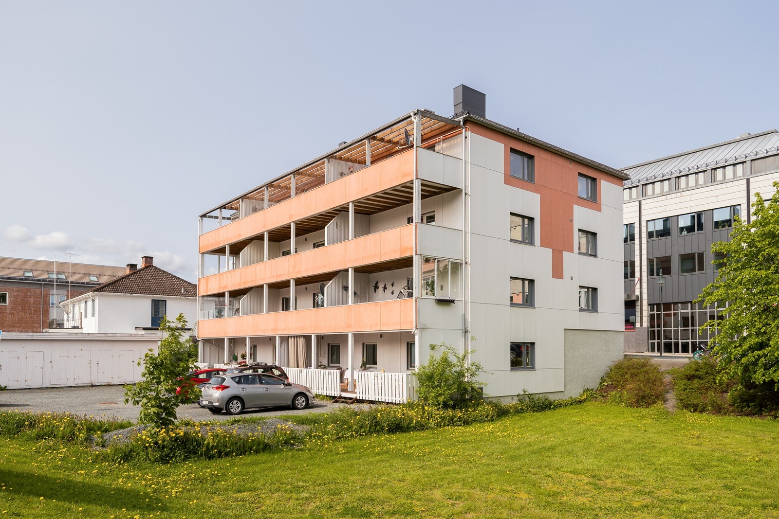 Jernbanegata 14 B har en ypperlig og praktisk beliggenhet i hjertet av Levanger sentrum. Like rundt hjørnet har man tilgang på alt av dagligdagse servicefunksjoner som restauranter, jernbanestasjon, buss/taxisentral, bank, post, dagligvare og vinmonopol. Galleribilde