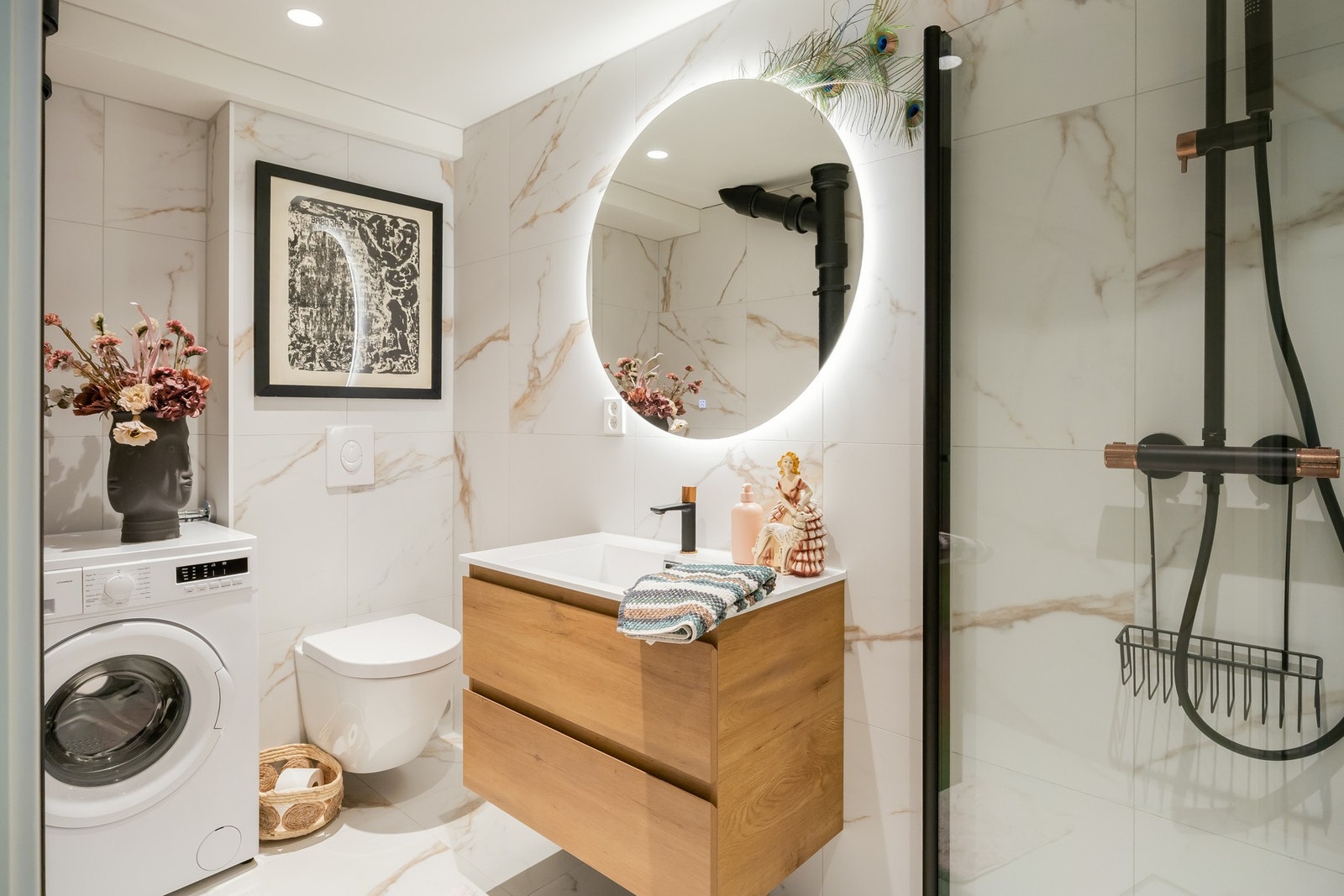 Badet er flislagt med tiltalende fliser og moderne innredning. Galleribilde