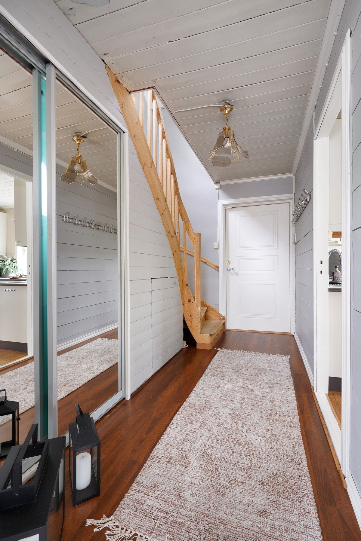 Romslig gang, her er det god plass til å henge fra seg yttertøy Galleribilde